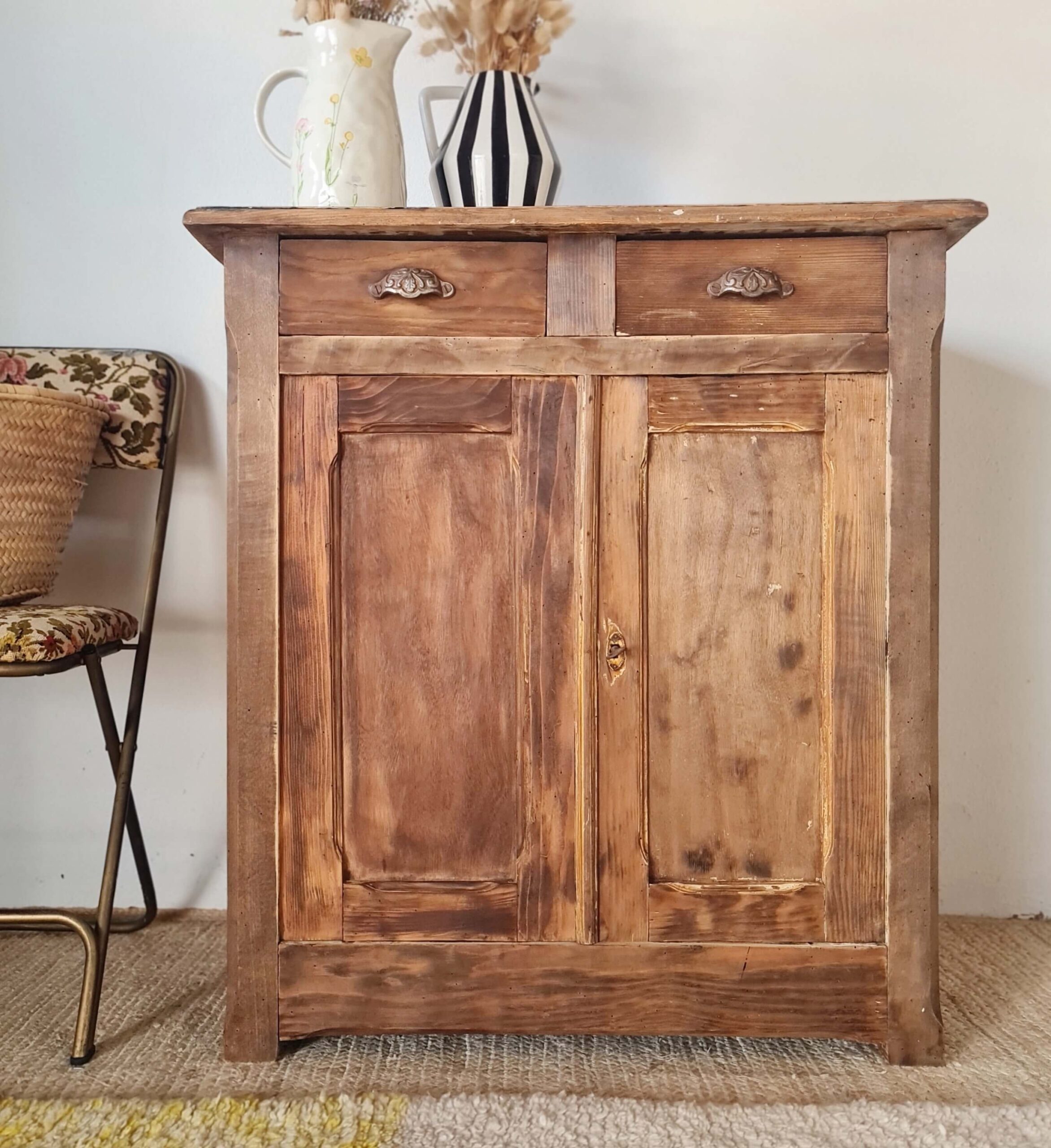 Buffet parisien authentique avec tiroirs et étagère