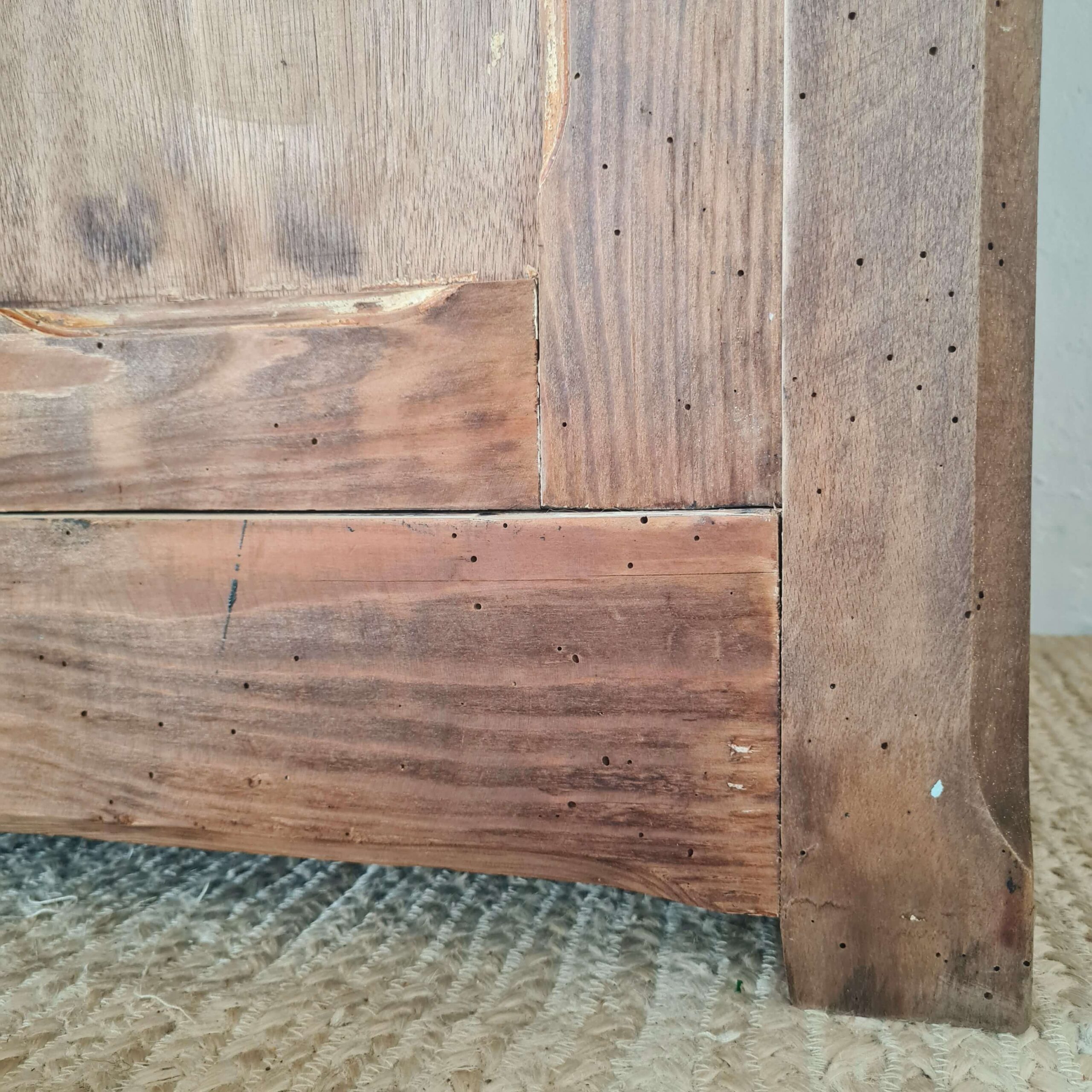 Pied d'un buffet parisien ancien en bois patiné années 40