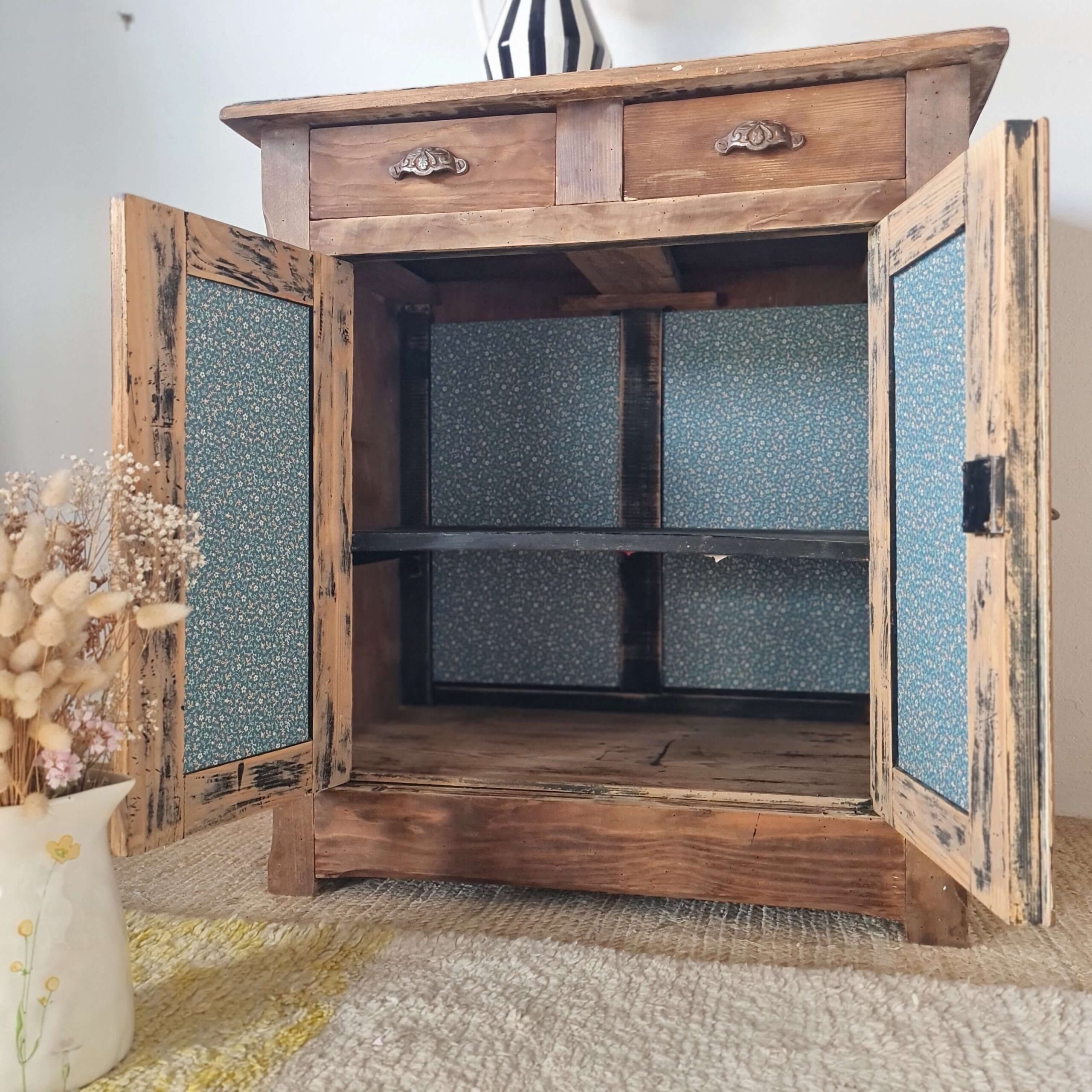 Meuble d'appoint vintage en bois avec intérieur fleuri