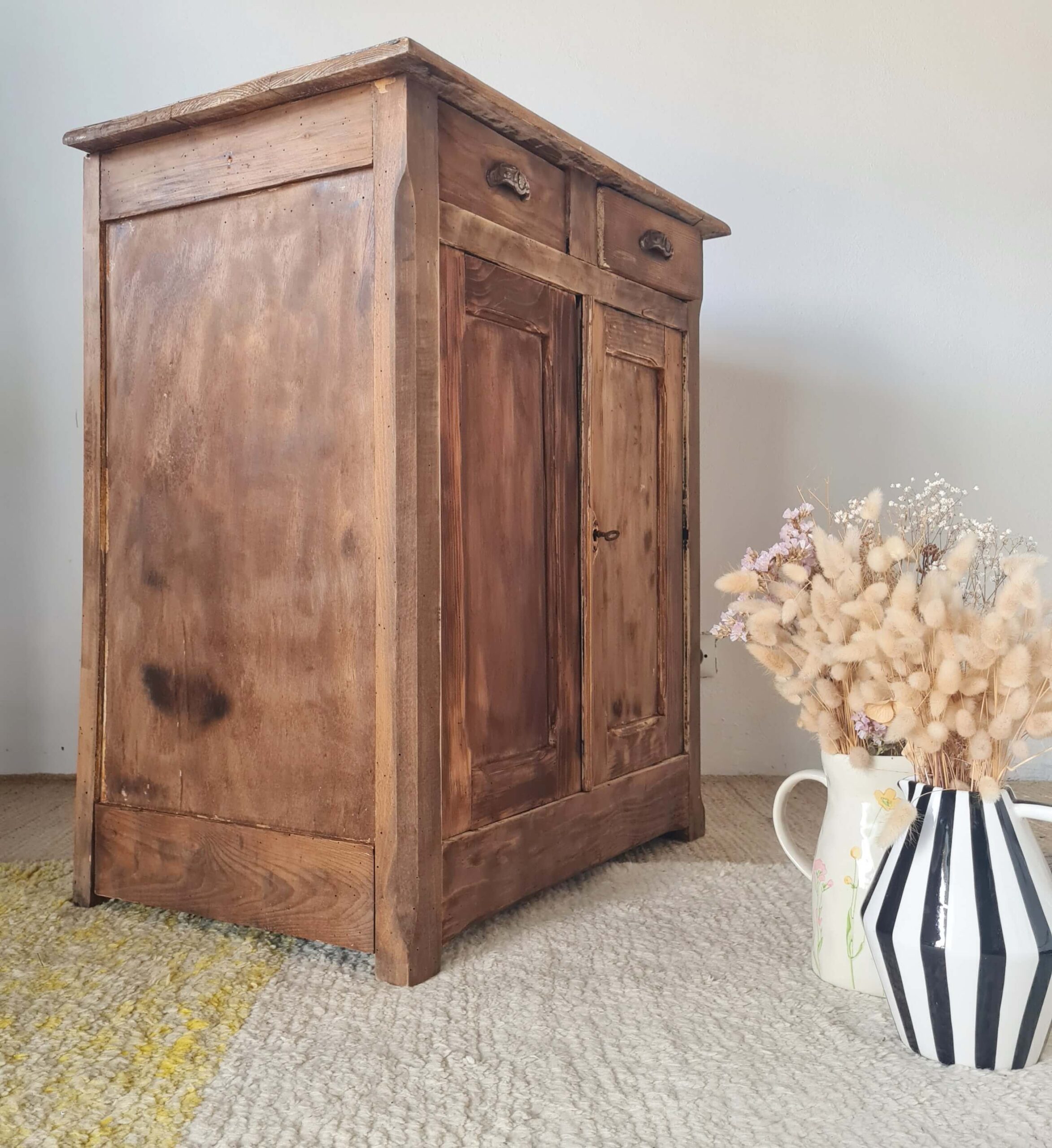Petit meuble de rangement vintage en bois ciré