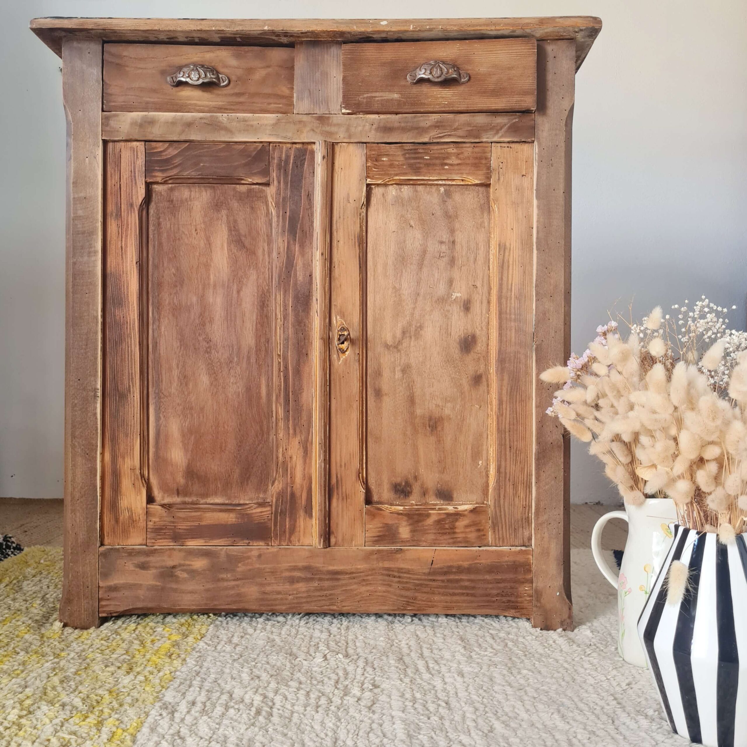 Buffet bas ancien en bois brut et poignées en métal