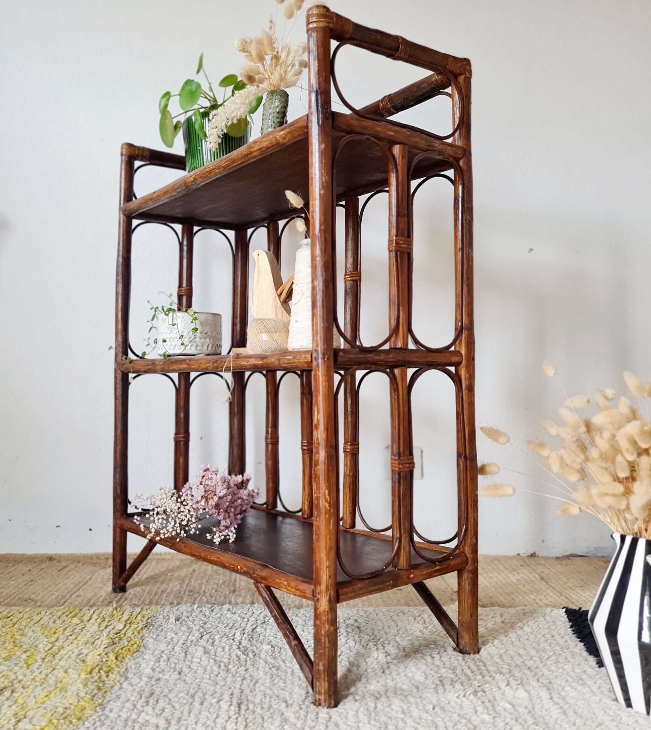 Étagère en rotin vieilli multi-niveaux pour déco bohème