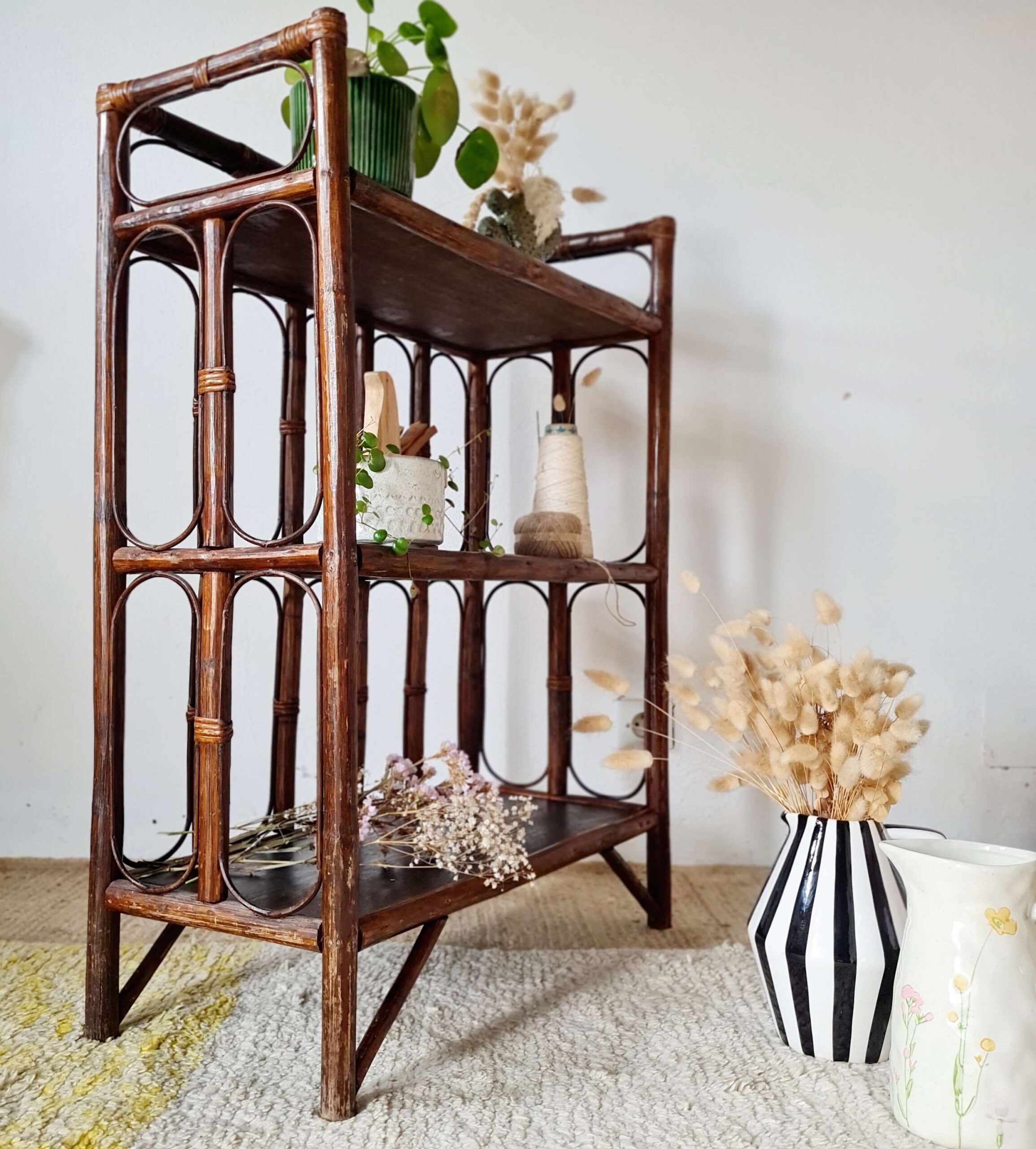 Étagère basse en rotin vintage : composition déco bohème