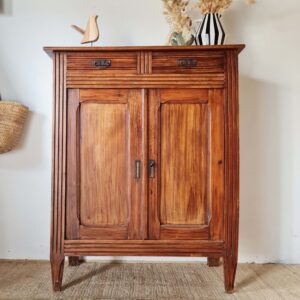 Buffet parisien ancien avec deux portes panneautées et deux tiroirs