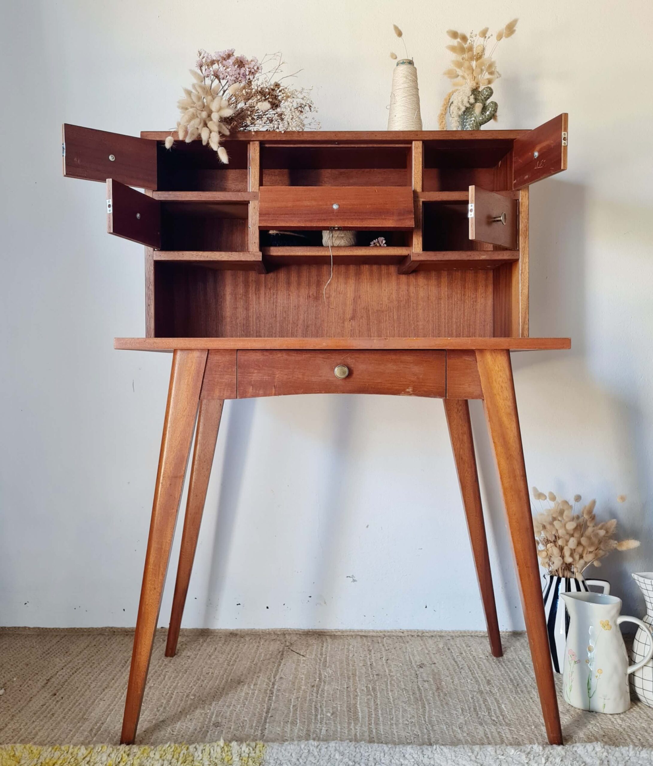 Gros plan sur l'intérieur de la rehausse du bureau avec l'abattant central abaissé (plan d'écriture) et les petites portes latérales ouvertes révélant les niches.