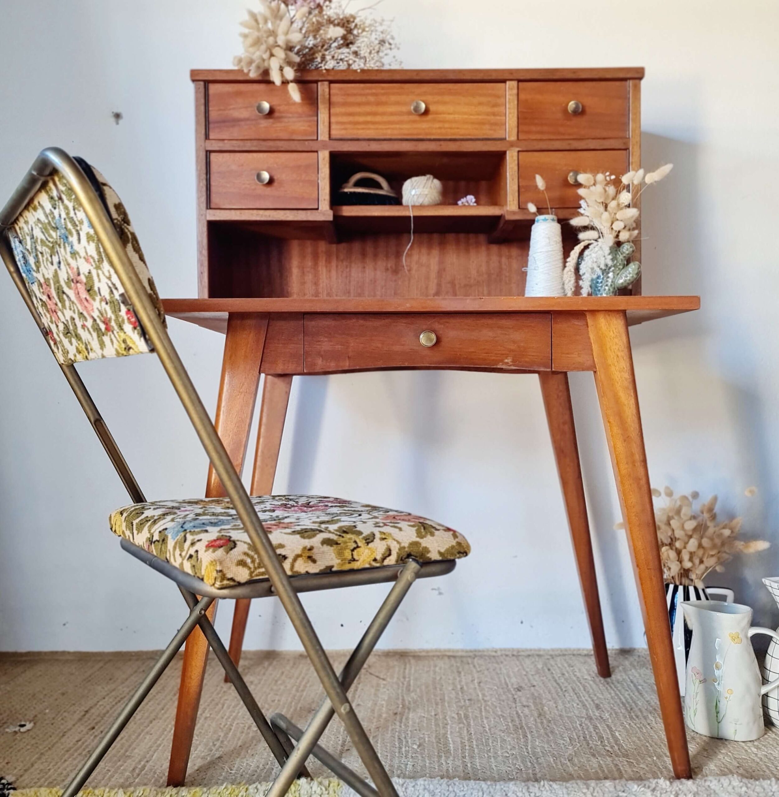 Ensemble coin bureau vintage : secrétaire en teck et chaise fleurie