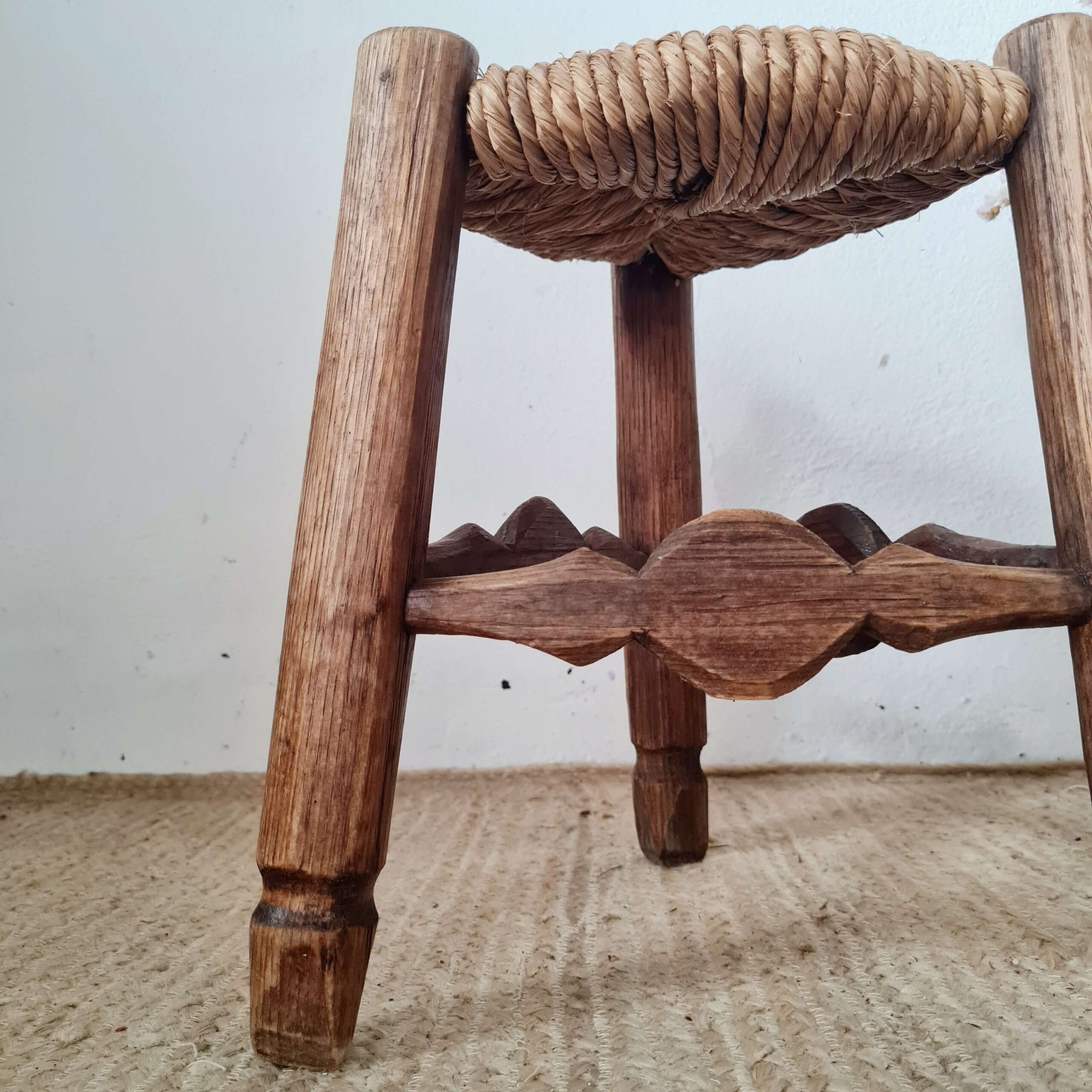 Charmant petit tabouret en bois assise en paille
