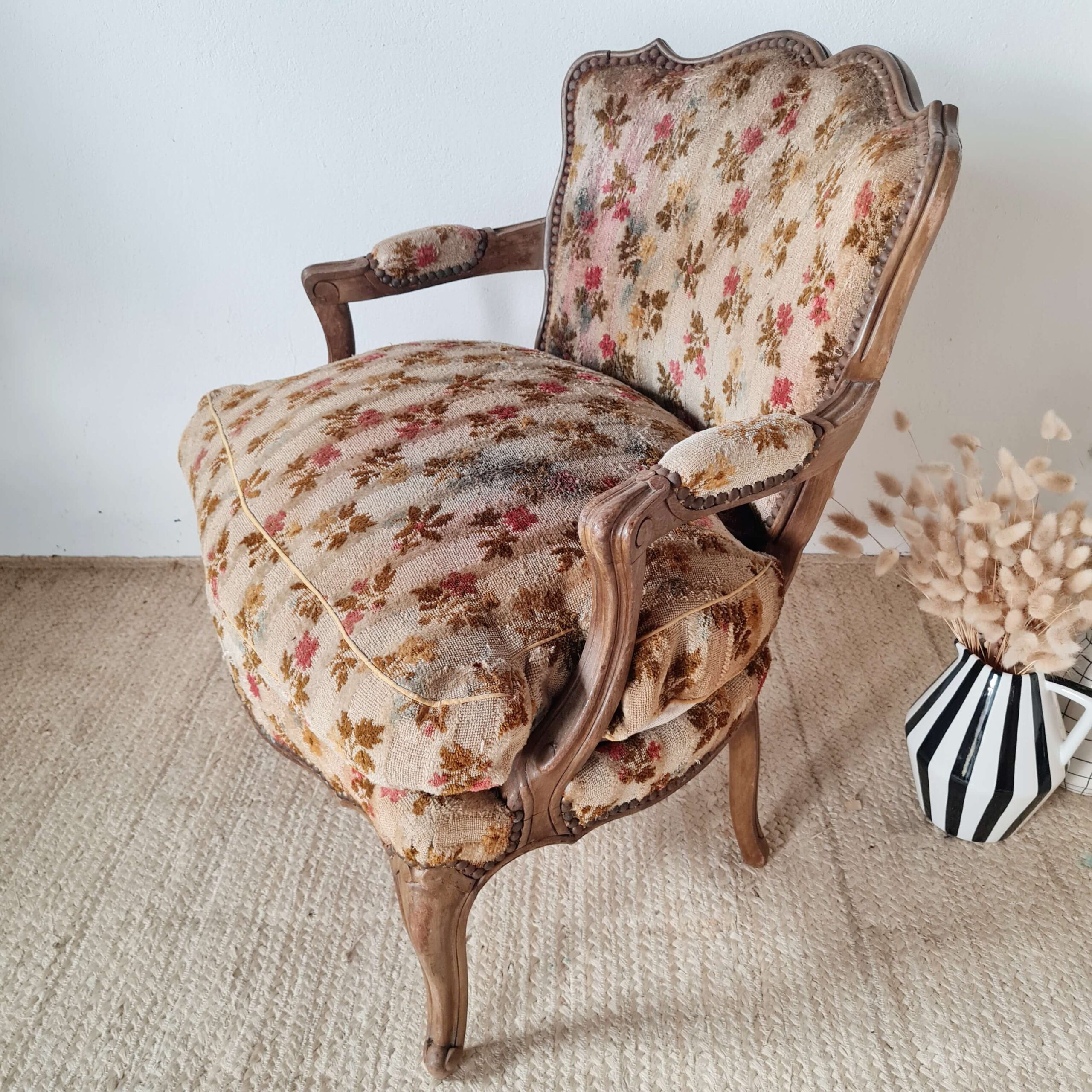 fauteuil ancien en tissu fleuri ancien et au vécu charmant