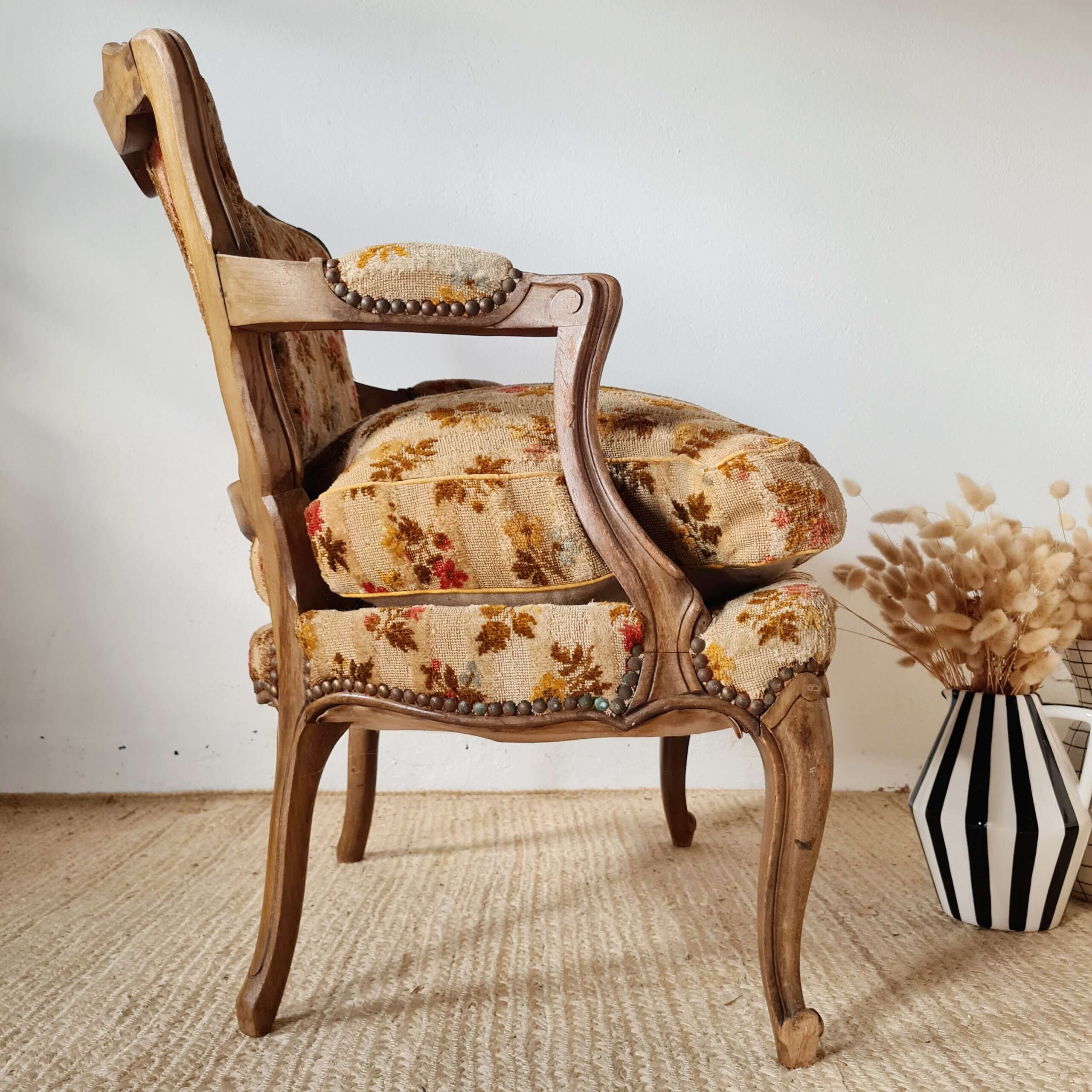 Vue de profil d'un fauteuil type crapaud