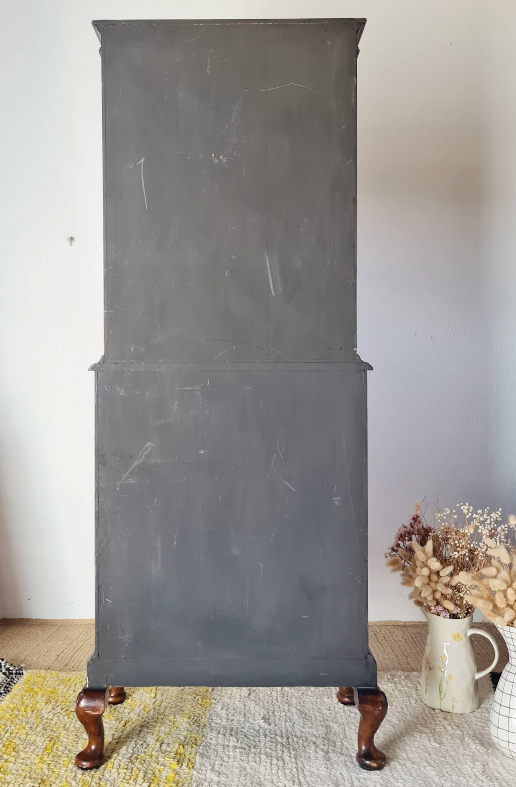 Dos d'un meuble en ronce de noyer ancien anglais