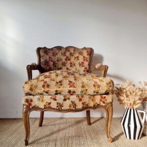 Elégance d'un fauteuil ancien sur piétement galbé en bois et motifs fleuris