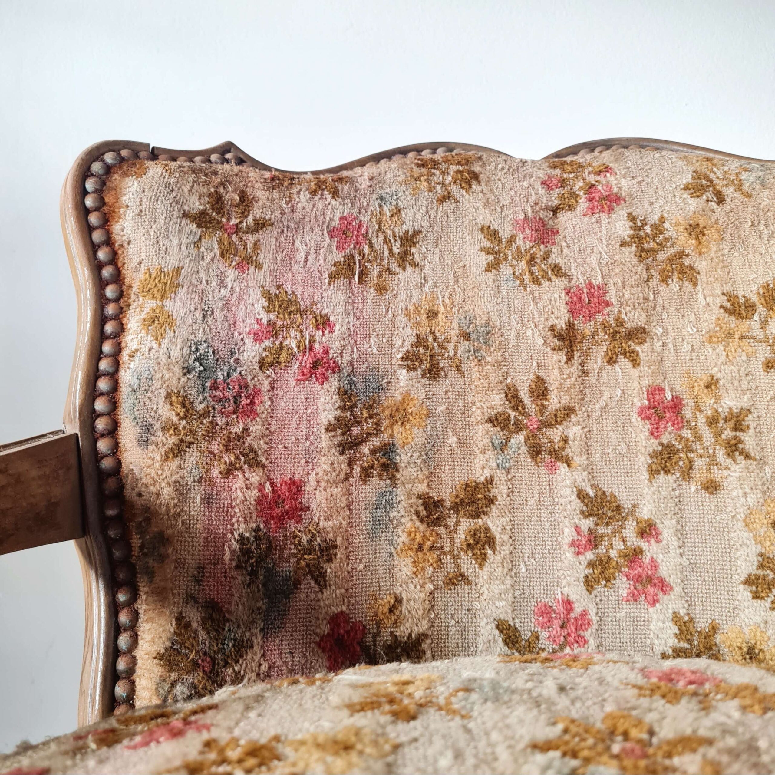 Visuel du passage du temps pour cet ancien fauteuil en velours fleuri