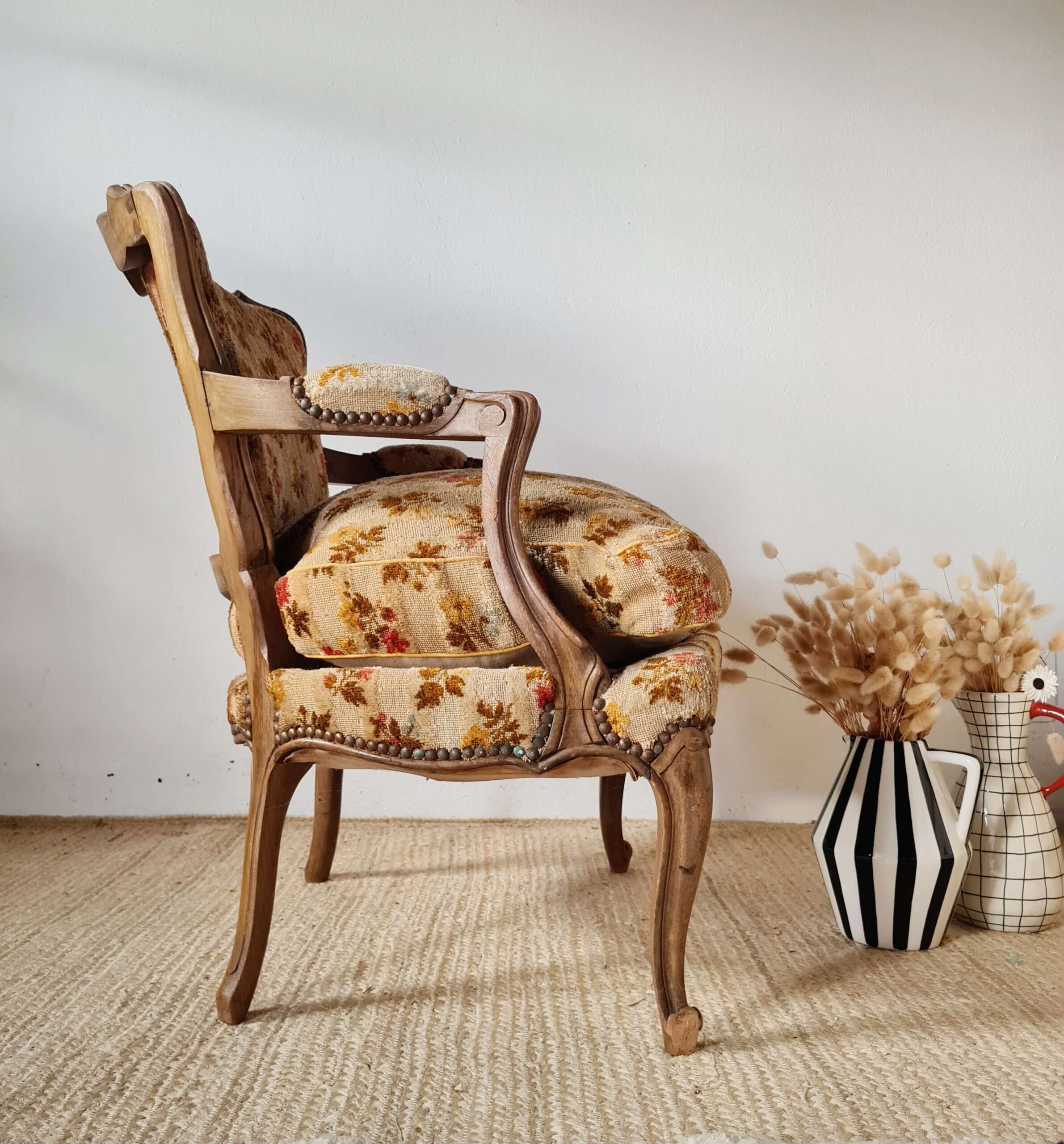 Coup de cœur pour le profil de ce fauteuil ancien et confortable