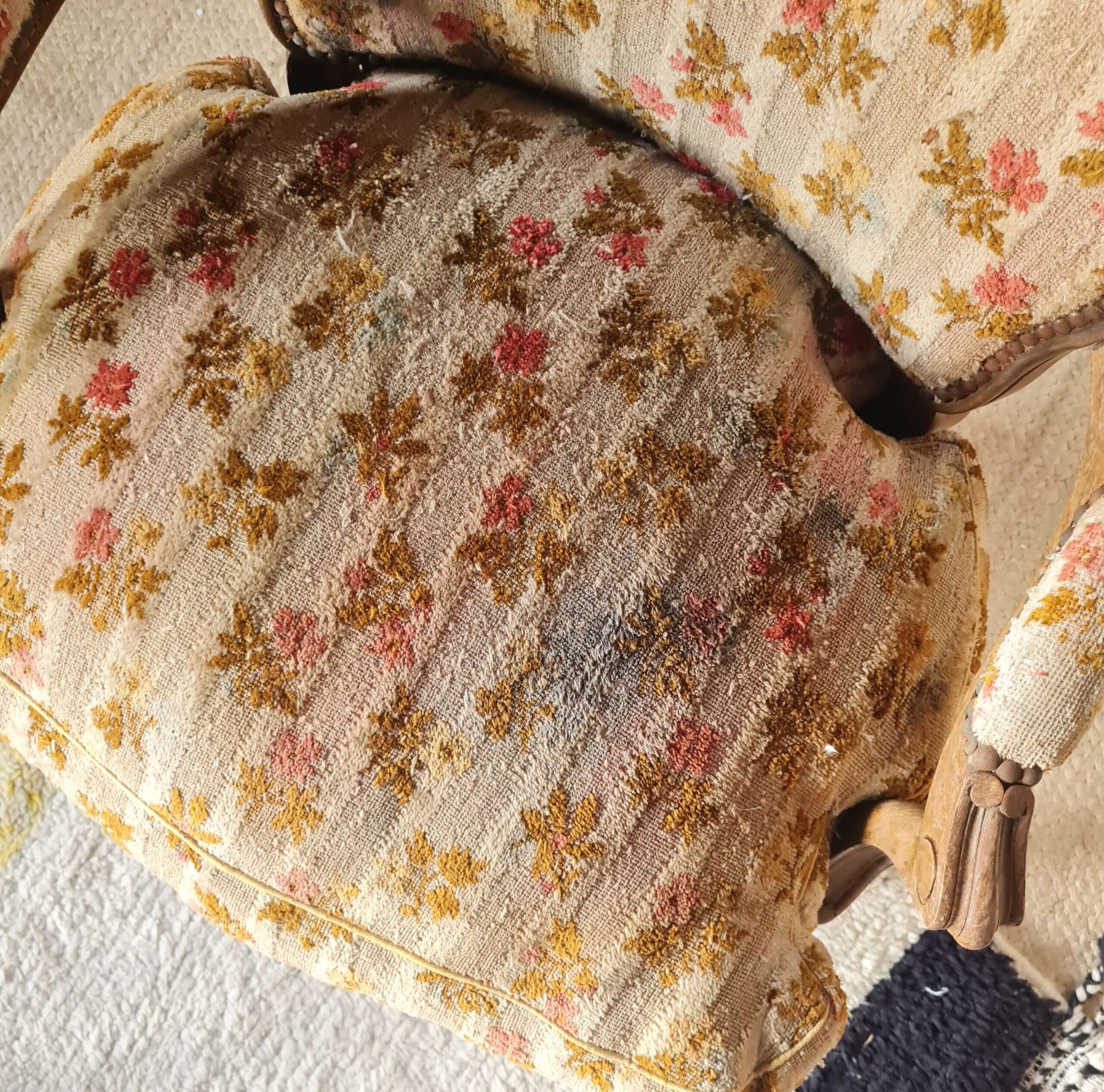 Gros plan sur le tissu velours fleuri suranné de cet ancien fauteuil en vente sur factory vintage
