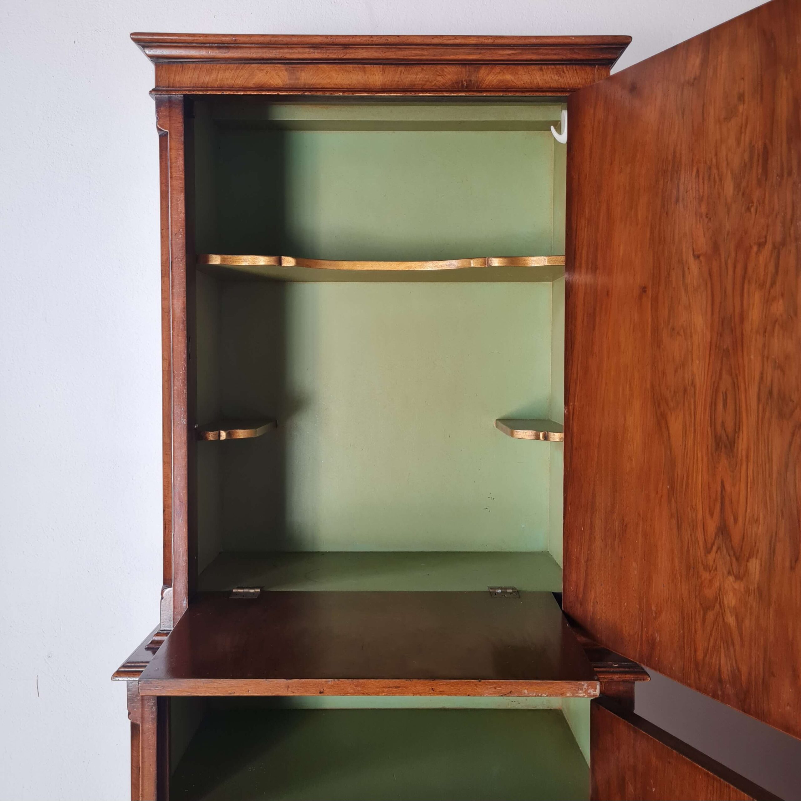 Meuble de bar vintage anglais avec intérieur vert et finitions dorées