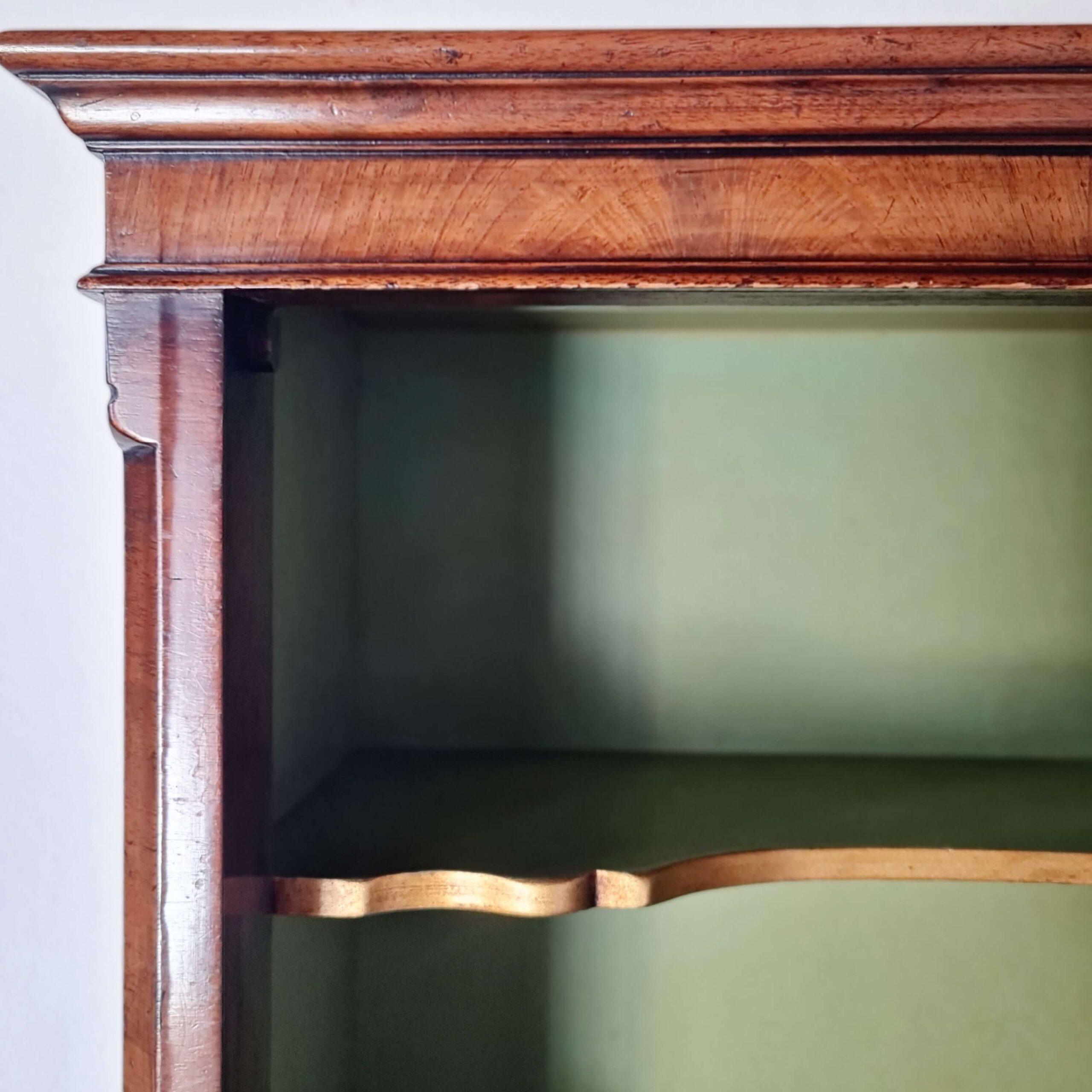 Mobilier vintage anglais : armoire à cocktail en noyer