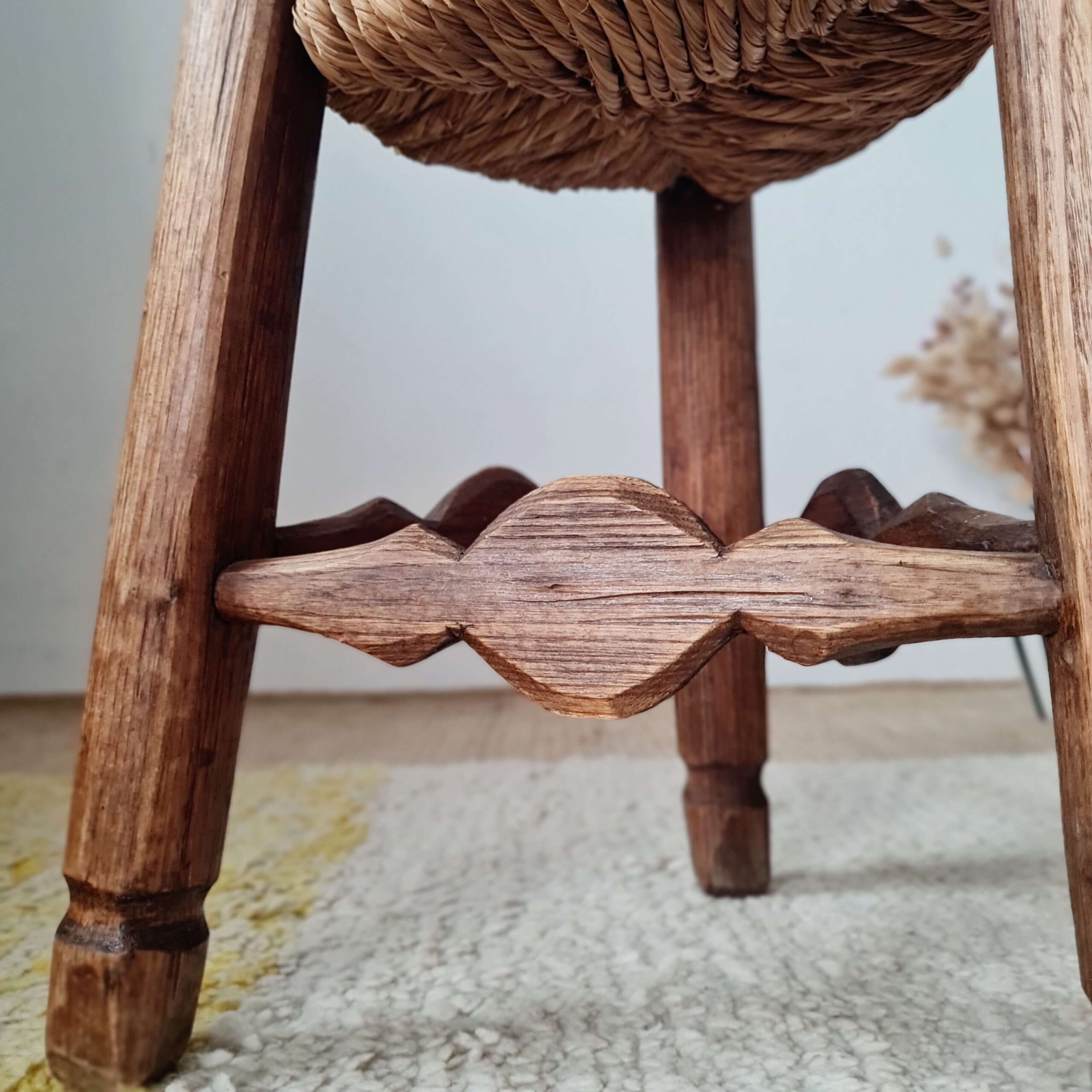 Tabouret ancien tripode en bois et assise en paille