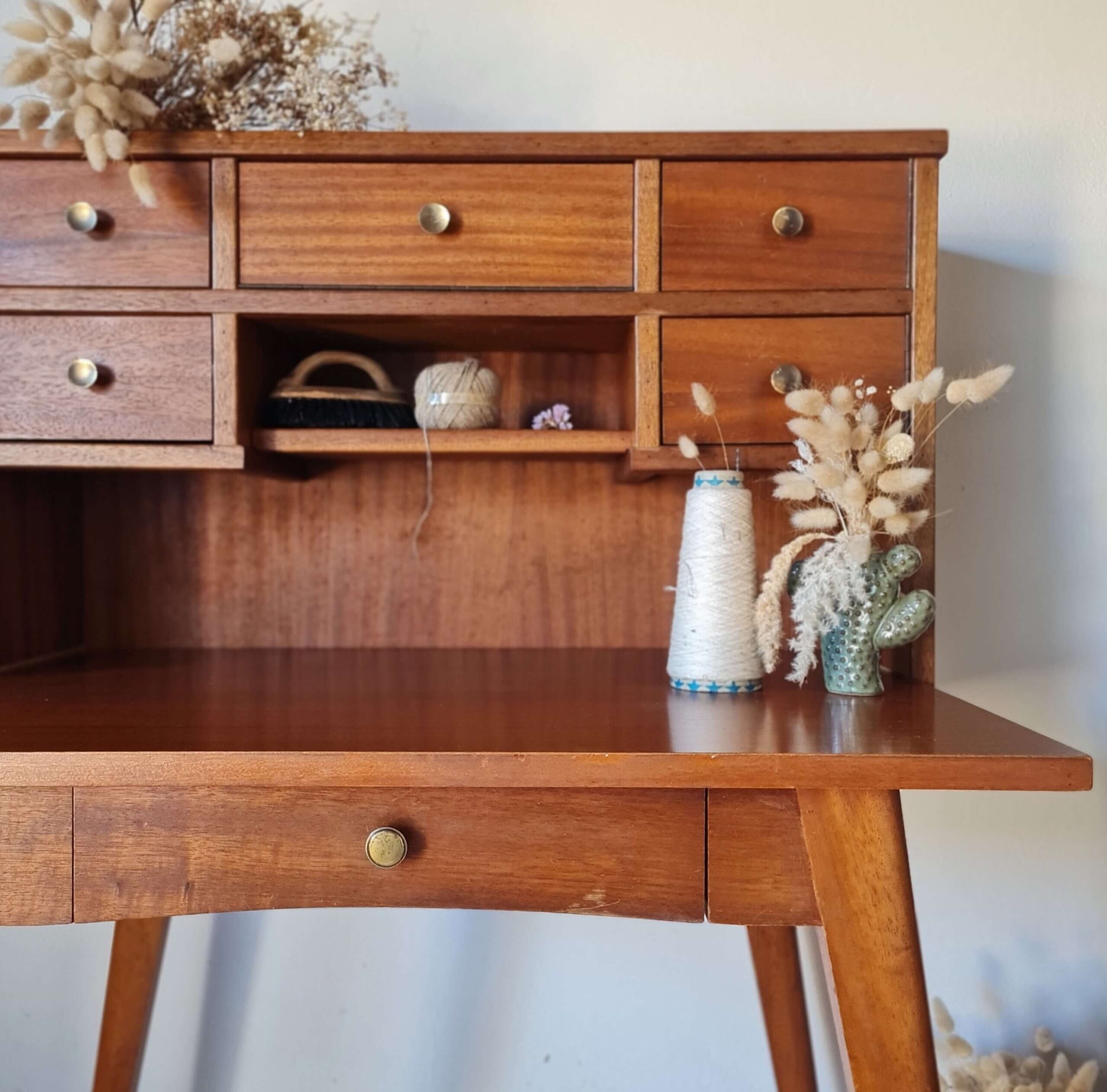 Zoom surface de rangement poru ce bureau ancien sur piétement en compas avec cette réhausse