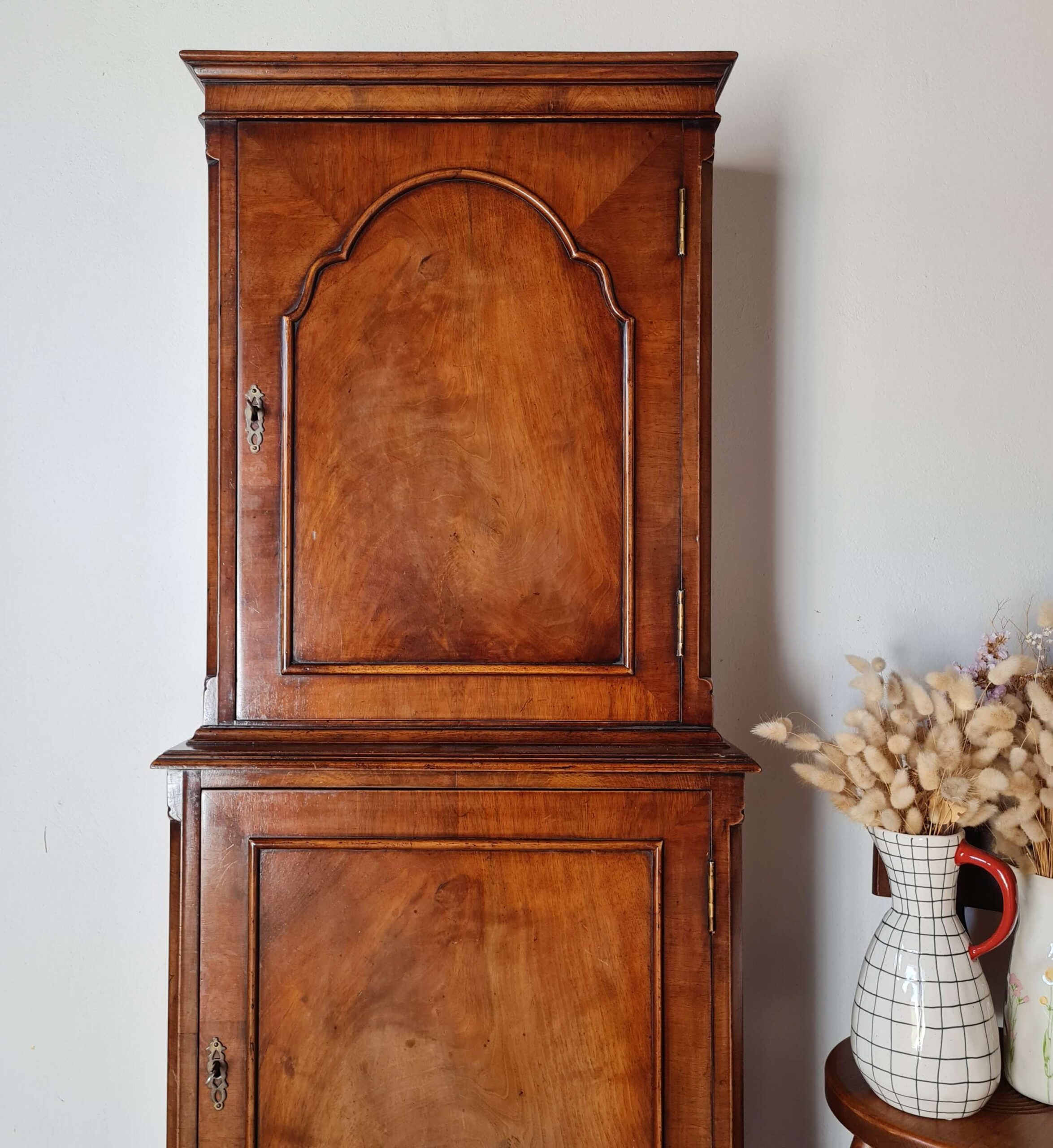 Vue rapprochée de l'intérieur vert et or d'une armoire de rangement anglaise