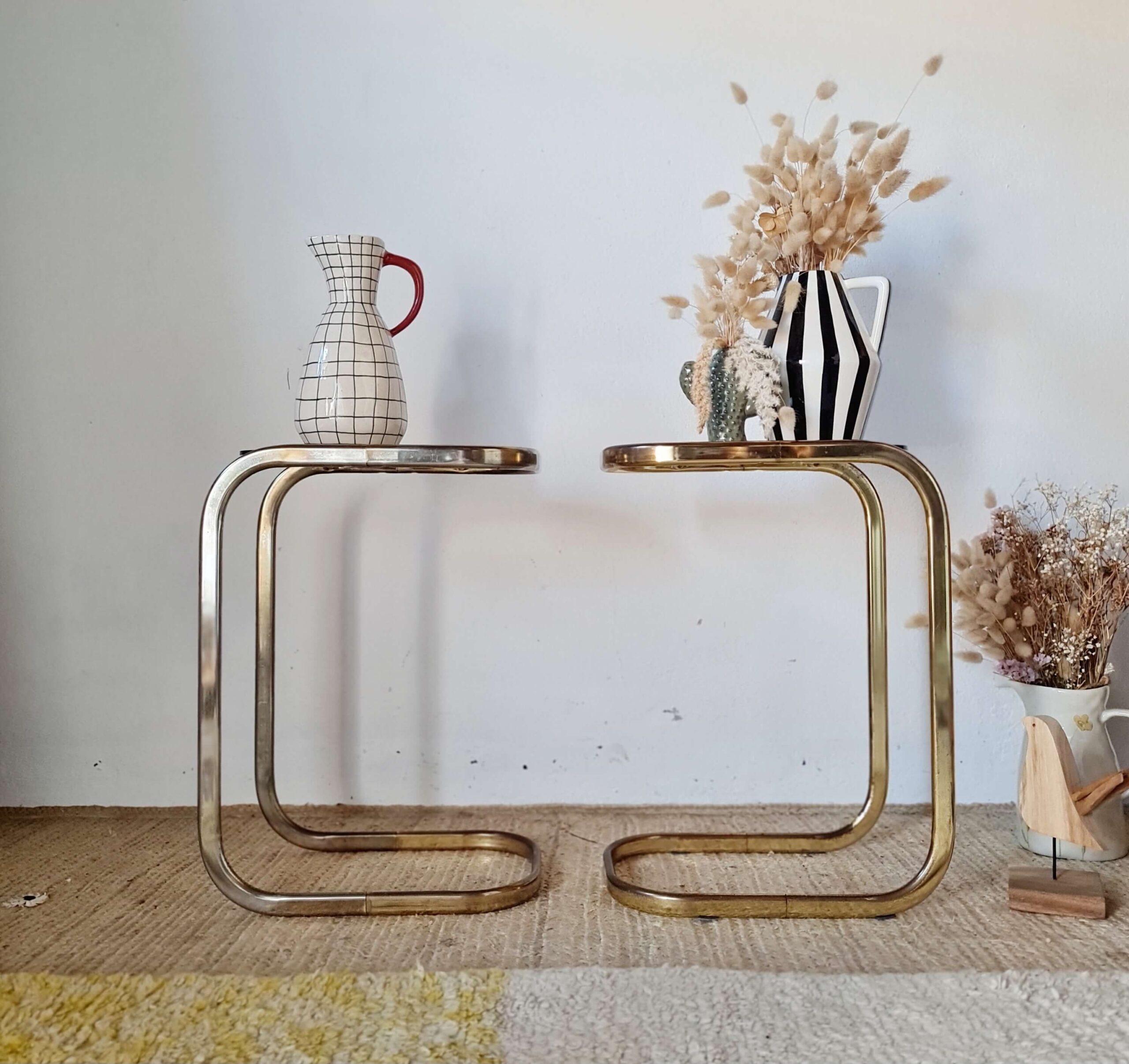 Duo de petites tables d'appoints ou de chevets élégants en métal doré et verre fumé