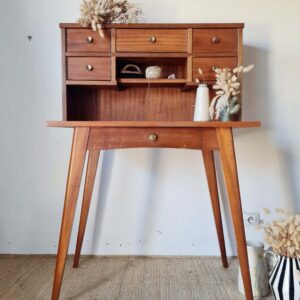 Elégance intemporelle toujours actuelle pour ce bureau vintage sur piétement en compas