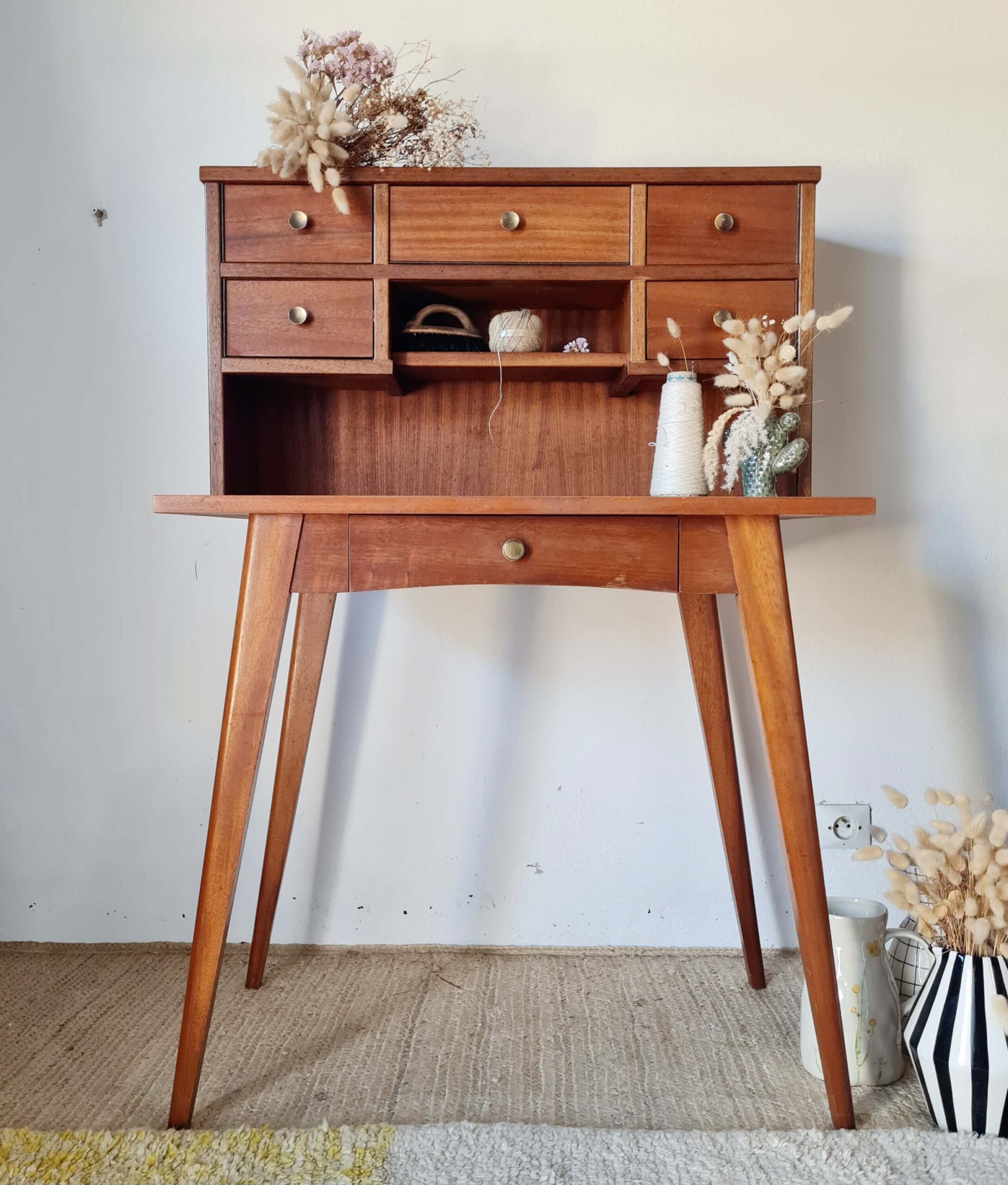 Elégance intemporelle toujours actuelle pour ce bureau vintage sur piétement en compas
