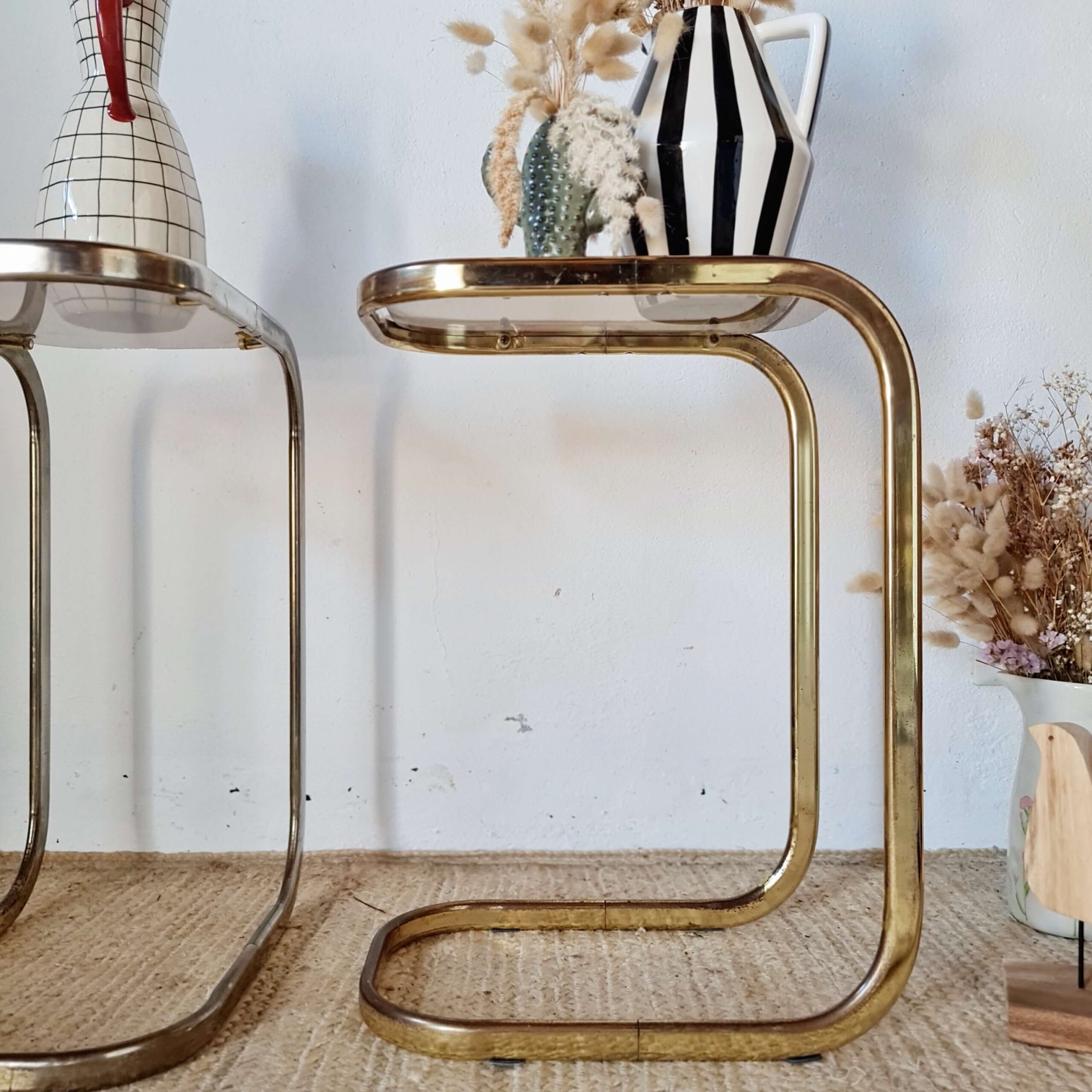 Vue de profil ravissant pour cette paire de tables en métal doré et plateau verre fumé vintage des années 70