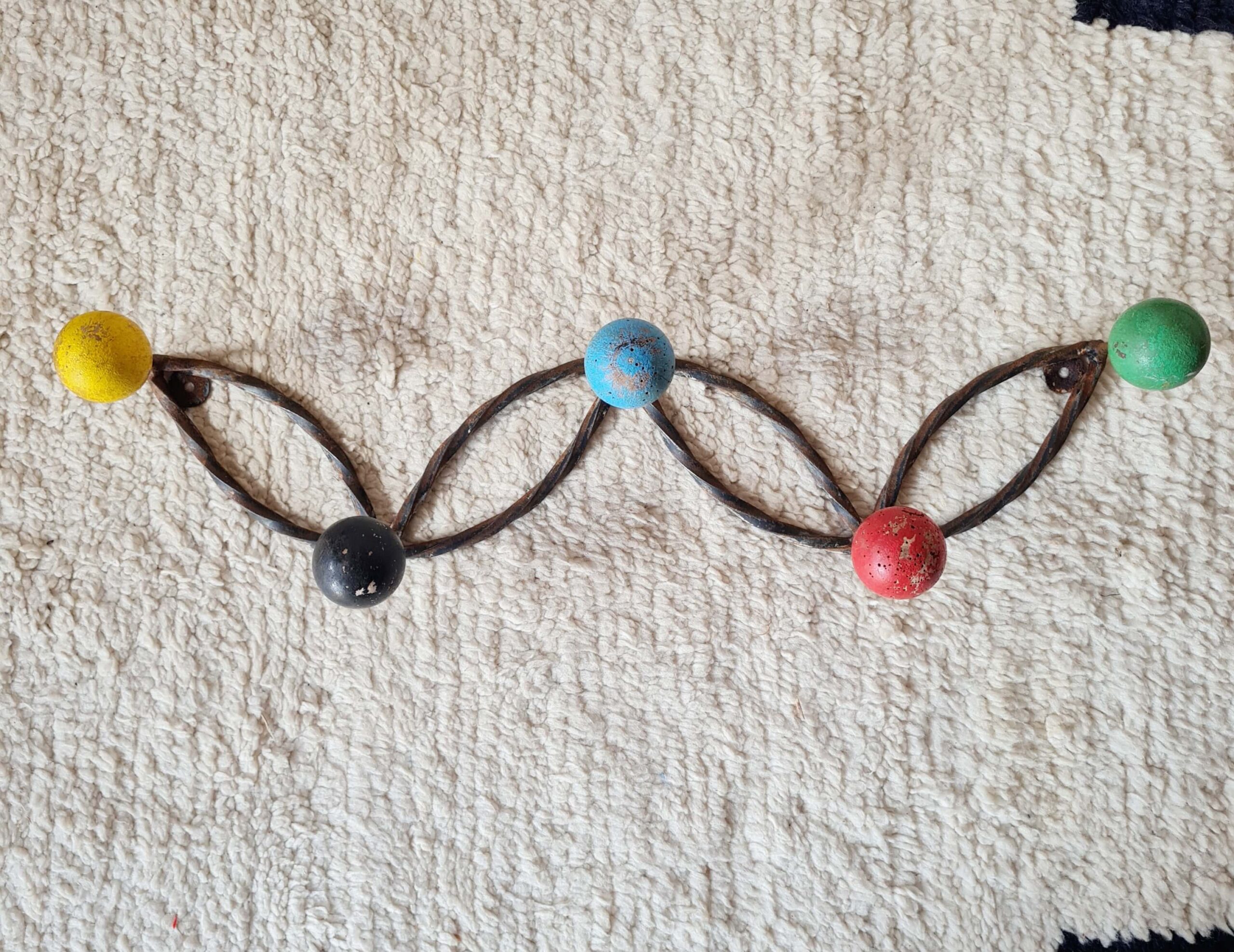 Porte-manteau vintage en fer forgé en métal torsadé et boules colorées - Roger Ferraud