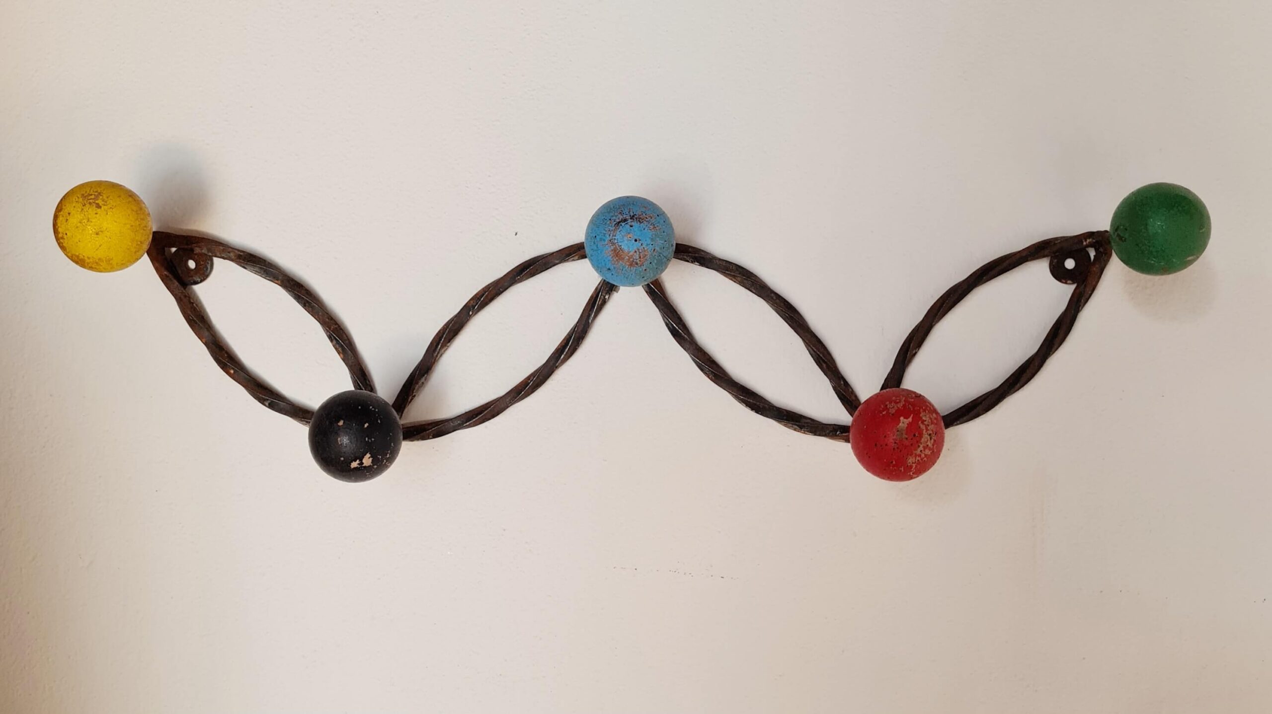 Patère vintage en fer forgé en métal torsadé et boules colorées - Roger Ferraud