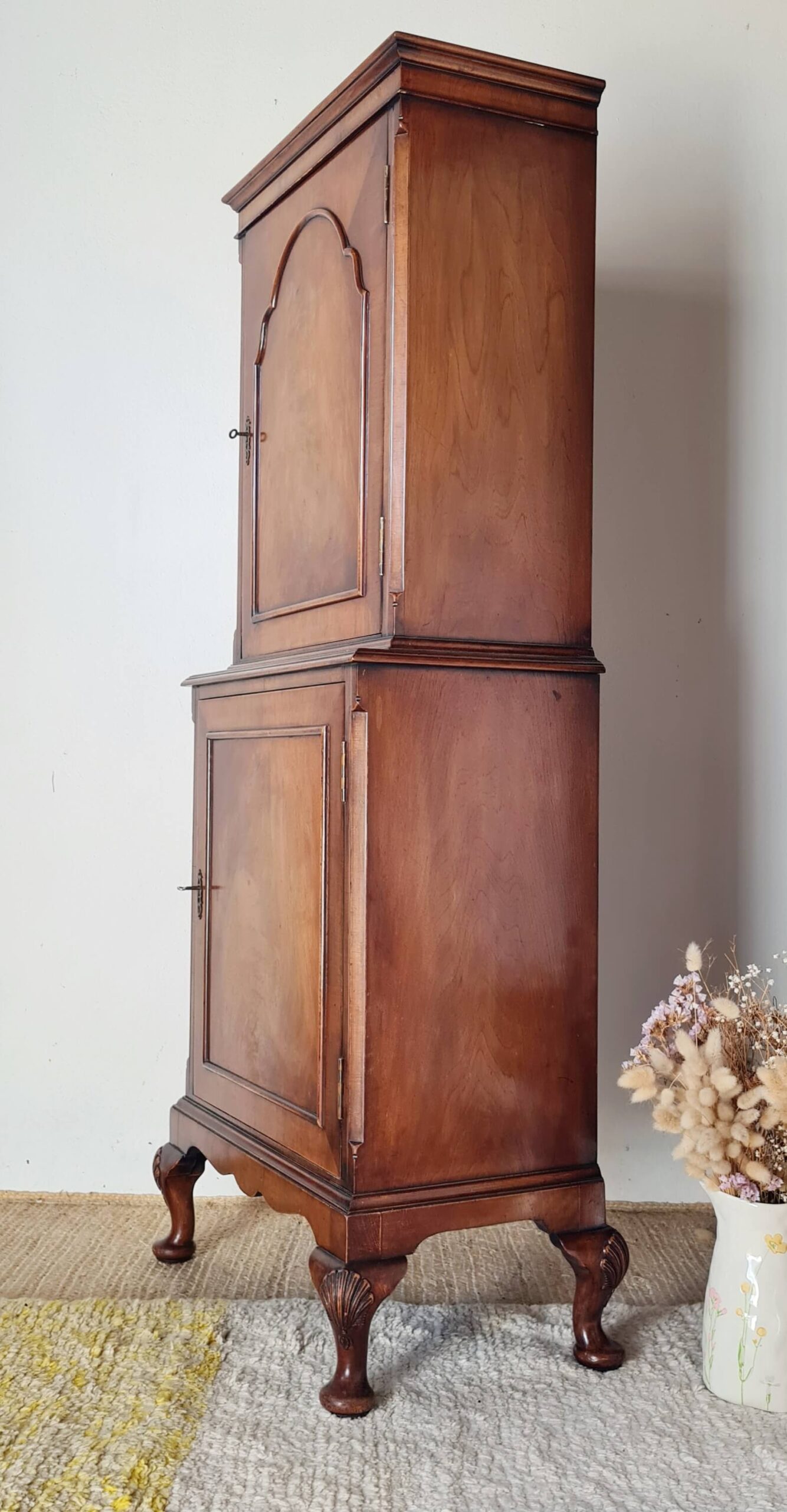 profil d'un meuble en ronce de noyer ancien anglais