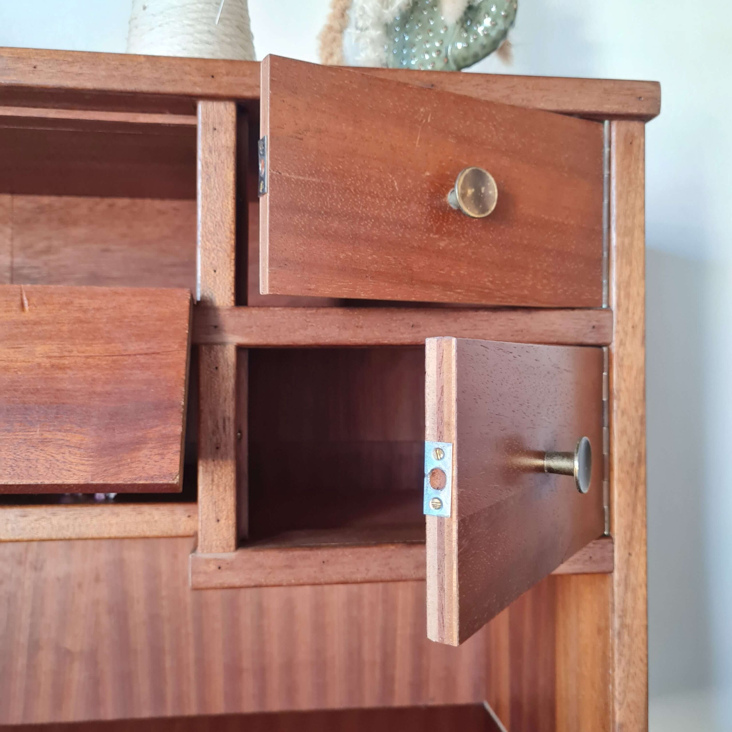 Système ouverture d'un casier poru cet ancien secrétaire bureau sur piétement en compas