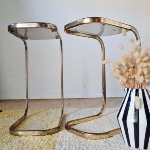 Ensemble ravissant et épuré que cette paire de tables des années 70 en métal doré et verre fumé