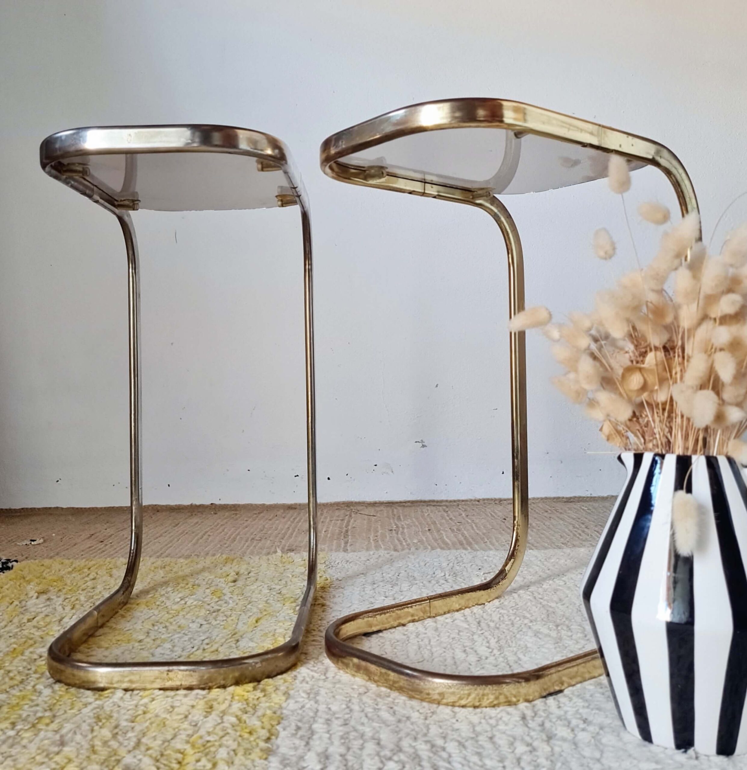 Ensemble ravissant et épuré que cette paire de tables des années 70 en métal doré et verre fumé