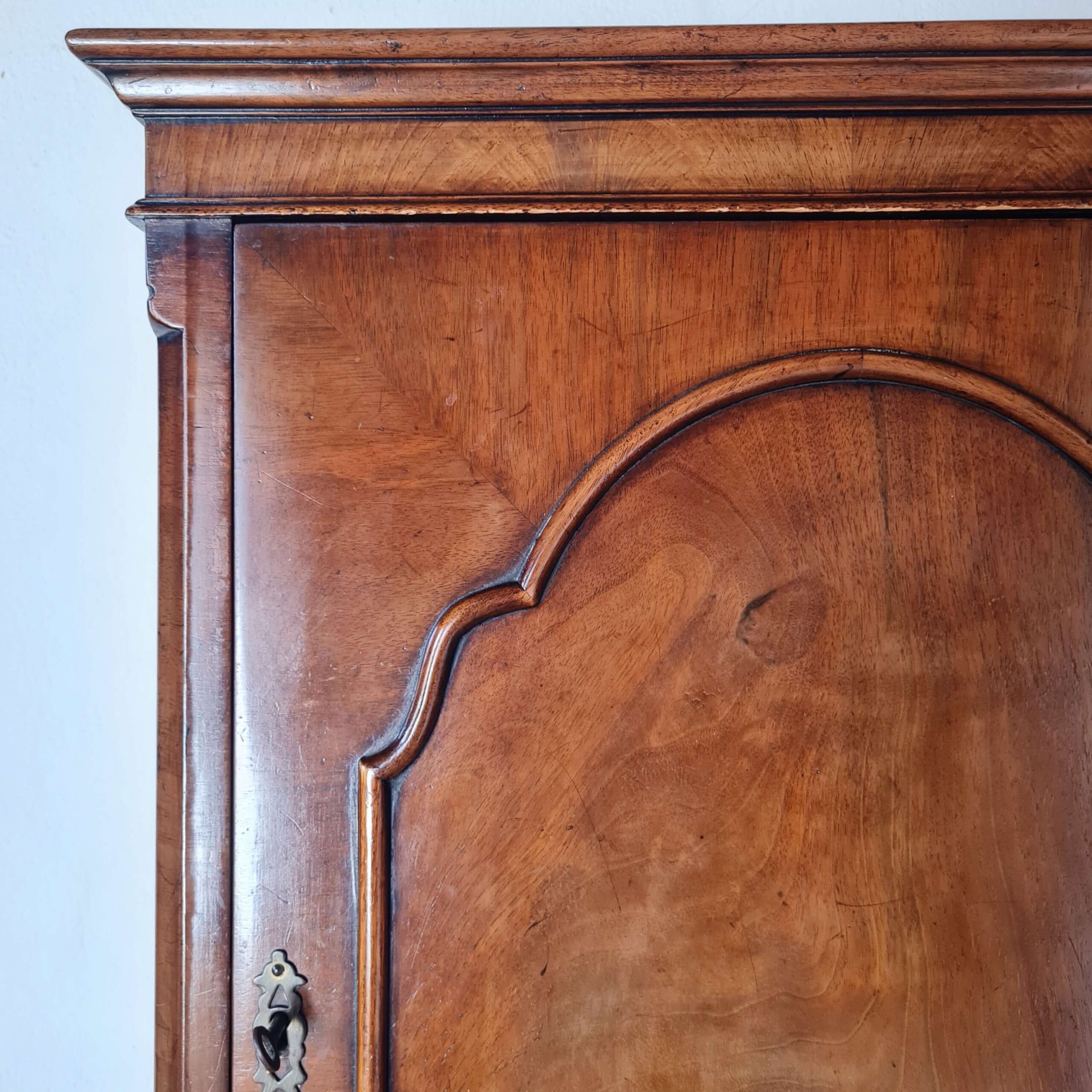 Détail du bois ouvragé d'un meuble ancien anglais