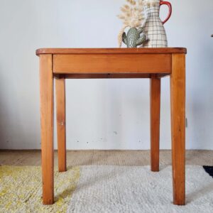 Petite table en bois ancienne