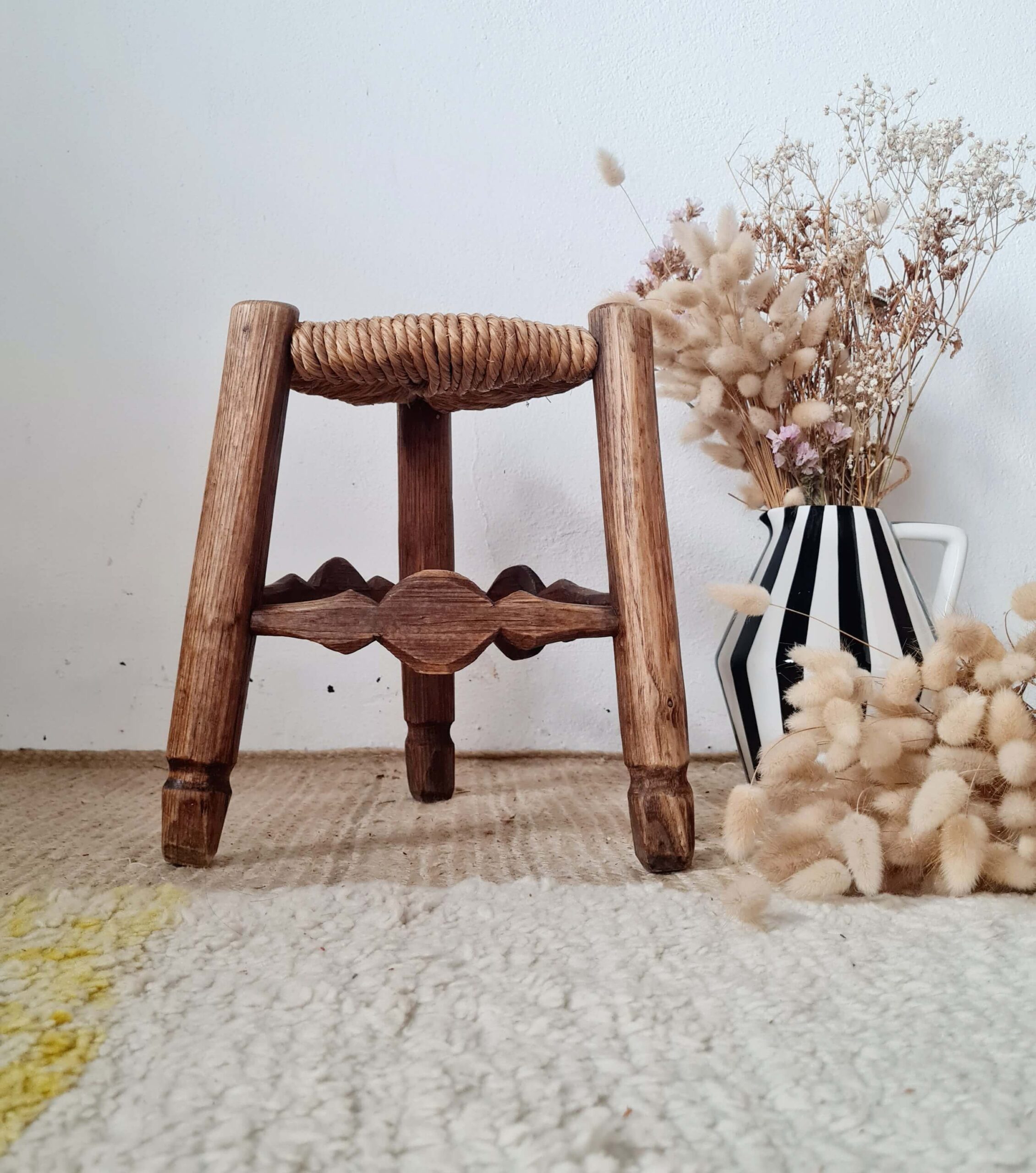 Tabouret en bois assise tressée de paille