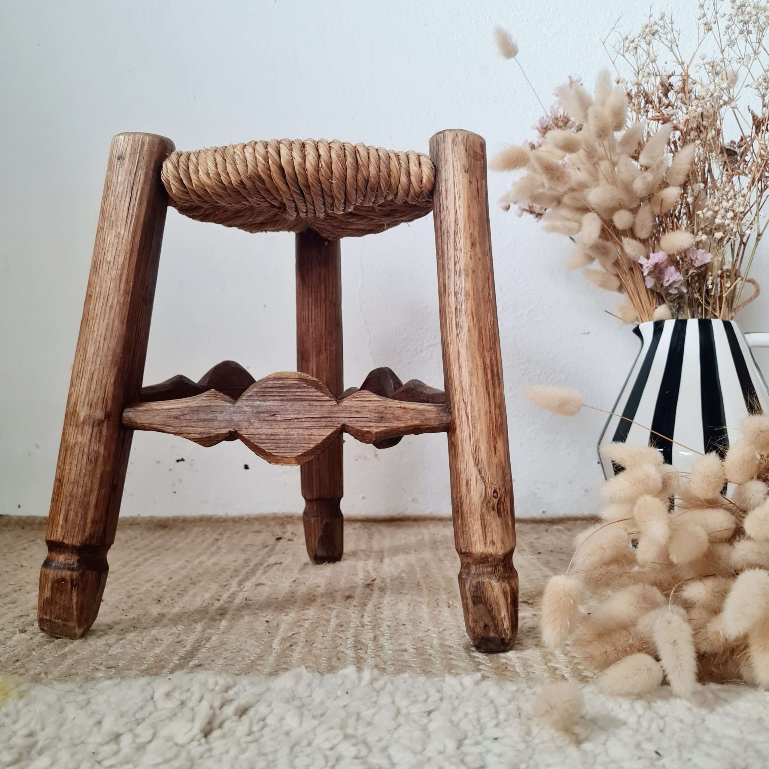 Tabouret années 50 en bois et paille