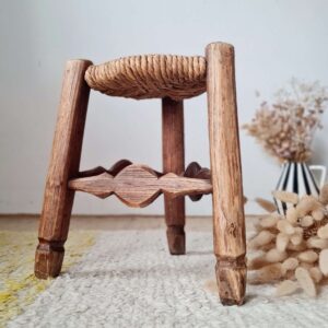 Tabouret tripode en bois et assise en paille