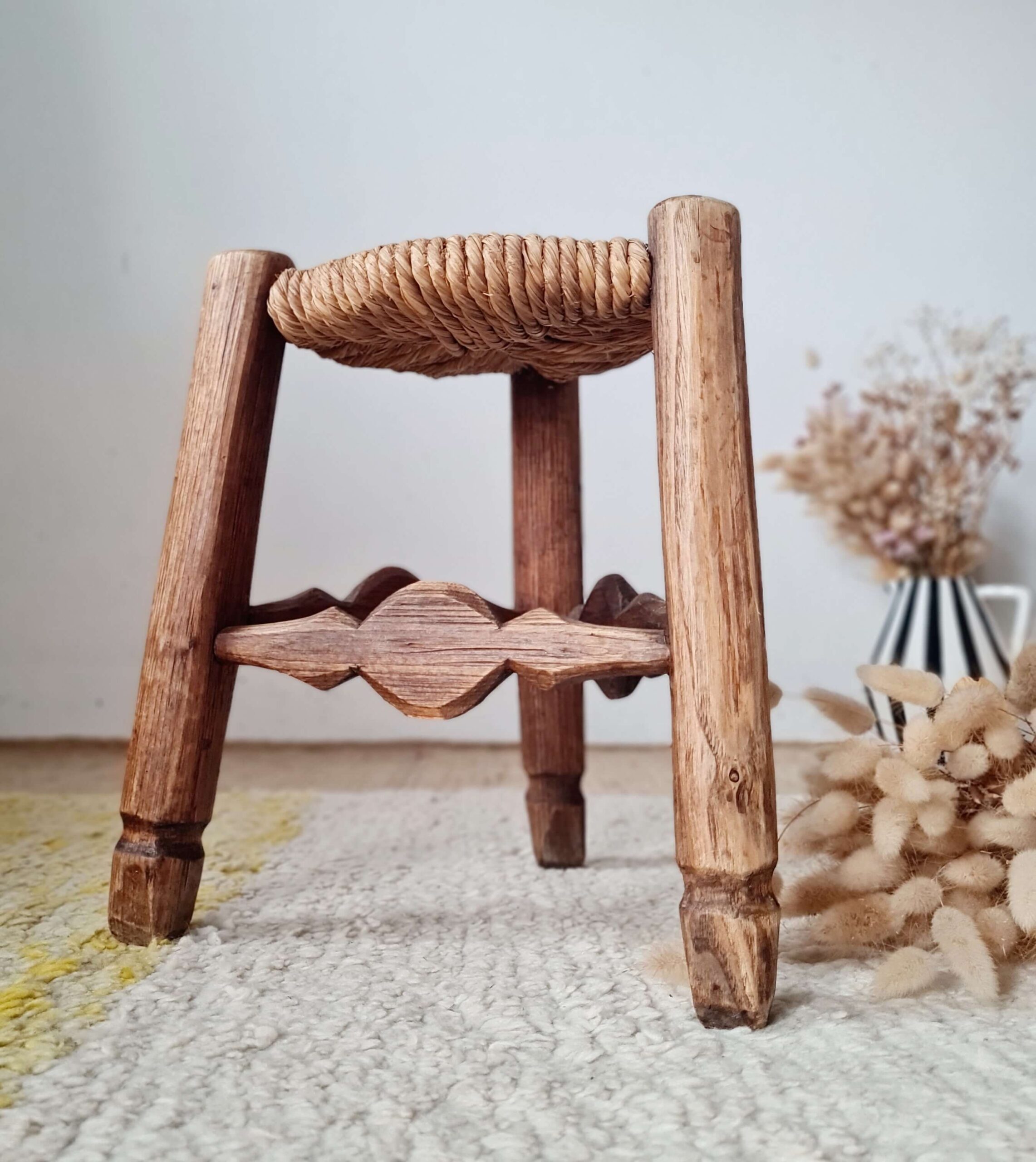 Tabouret tripode en bois et assise en paille