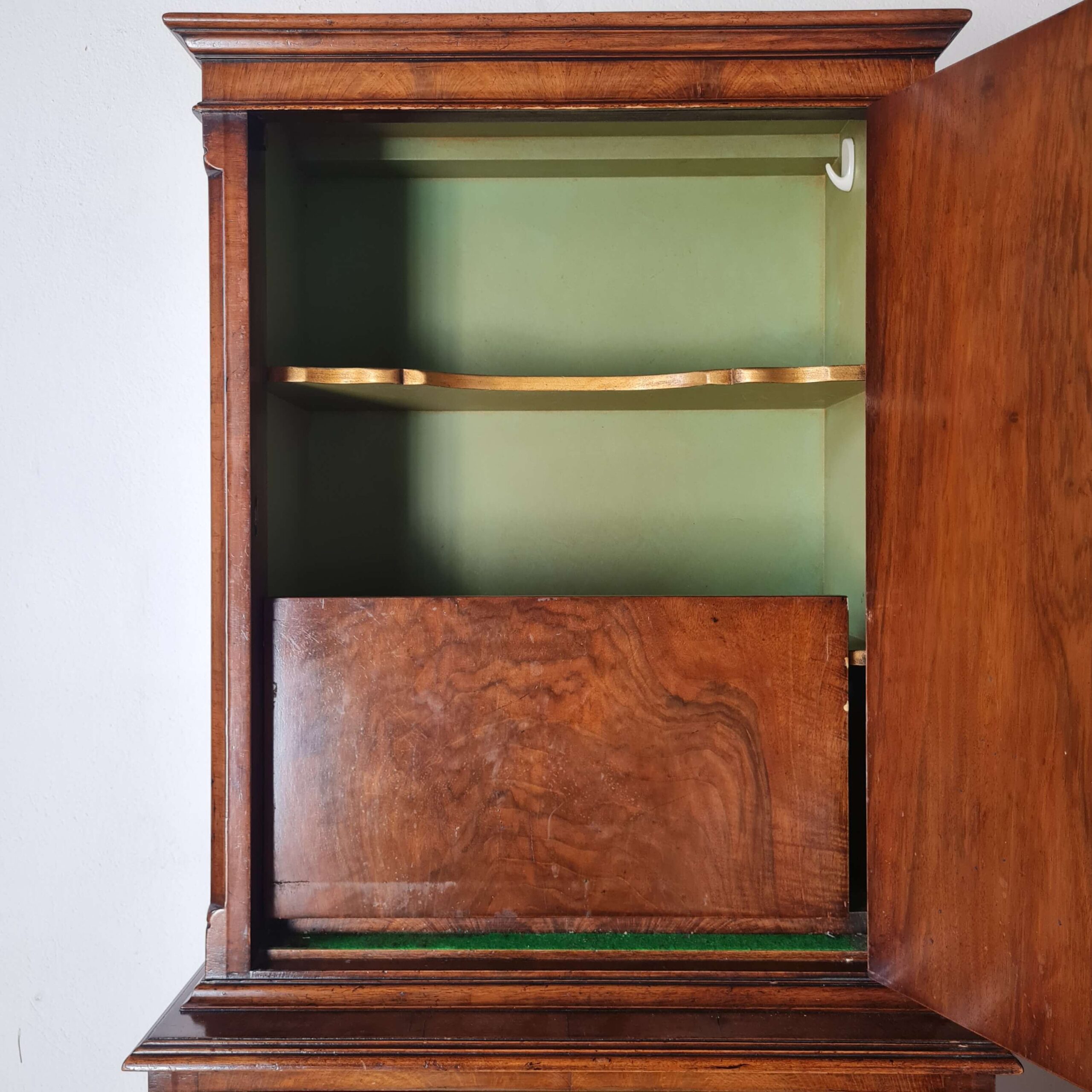 Vue rapprochée de l'intérieur vert et or d'une armoire de rangement anglaise