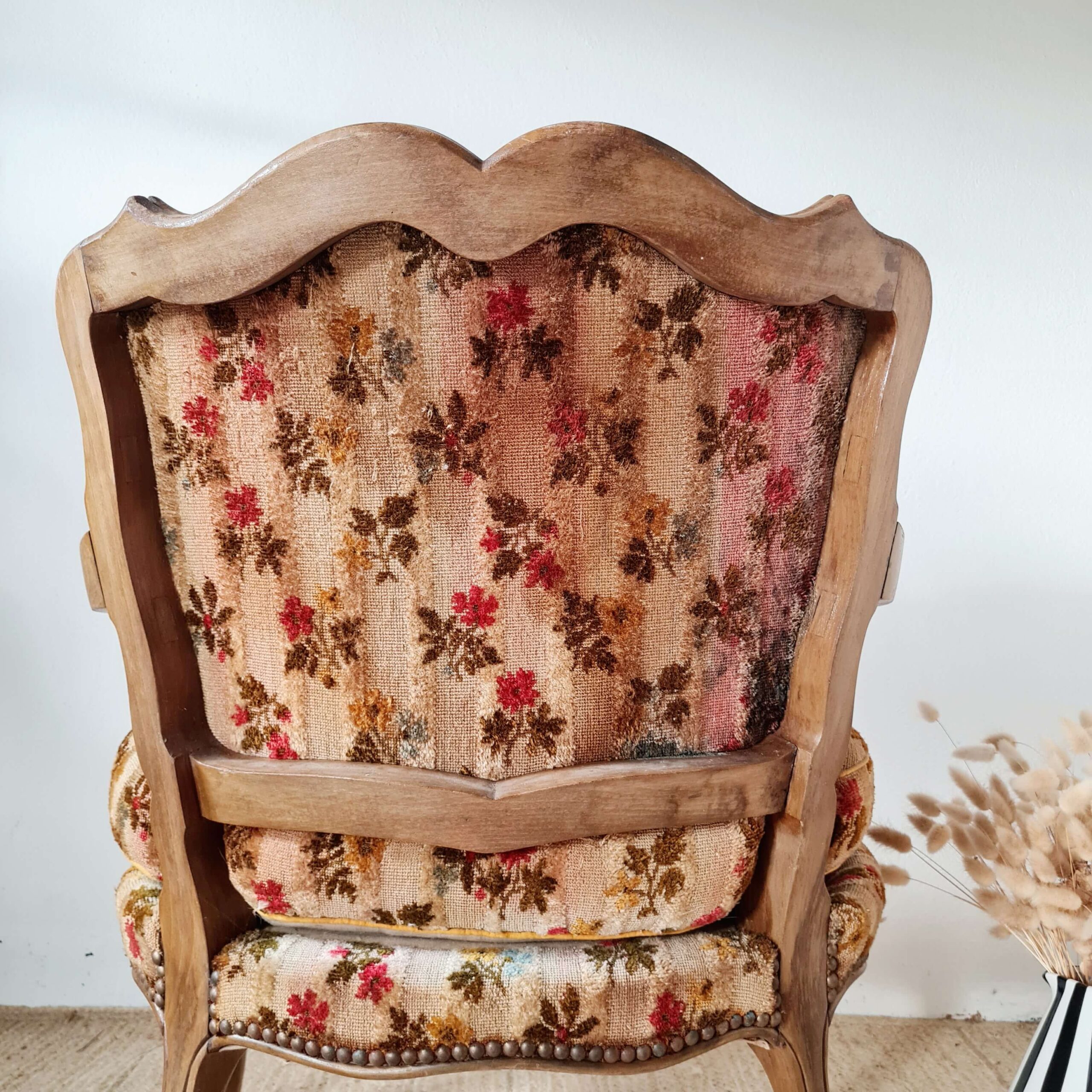 Ravissant dos travaillé pour ce fauteuil ancien de dimensions réduites