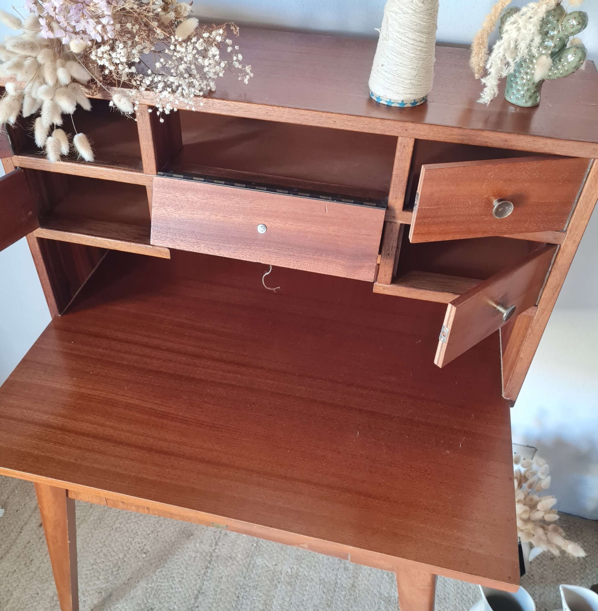 Vue sur la surface de travail de ce bureau vintage ancien sur piétement en compas