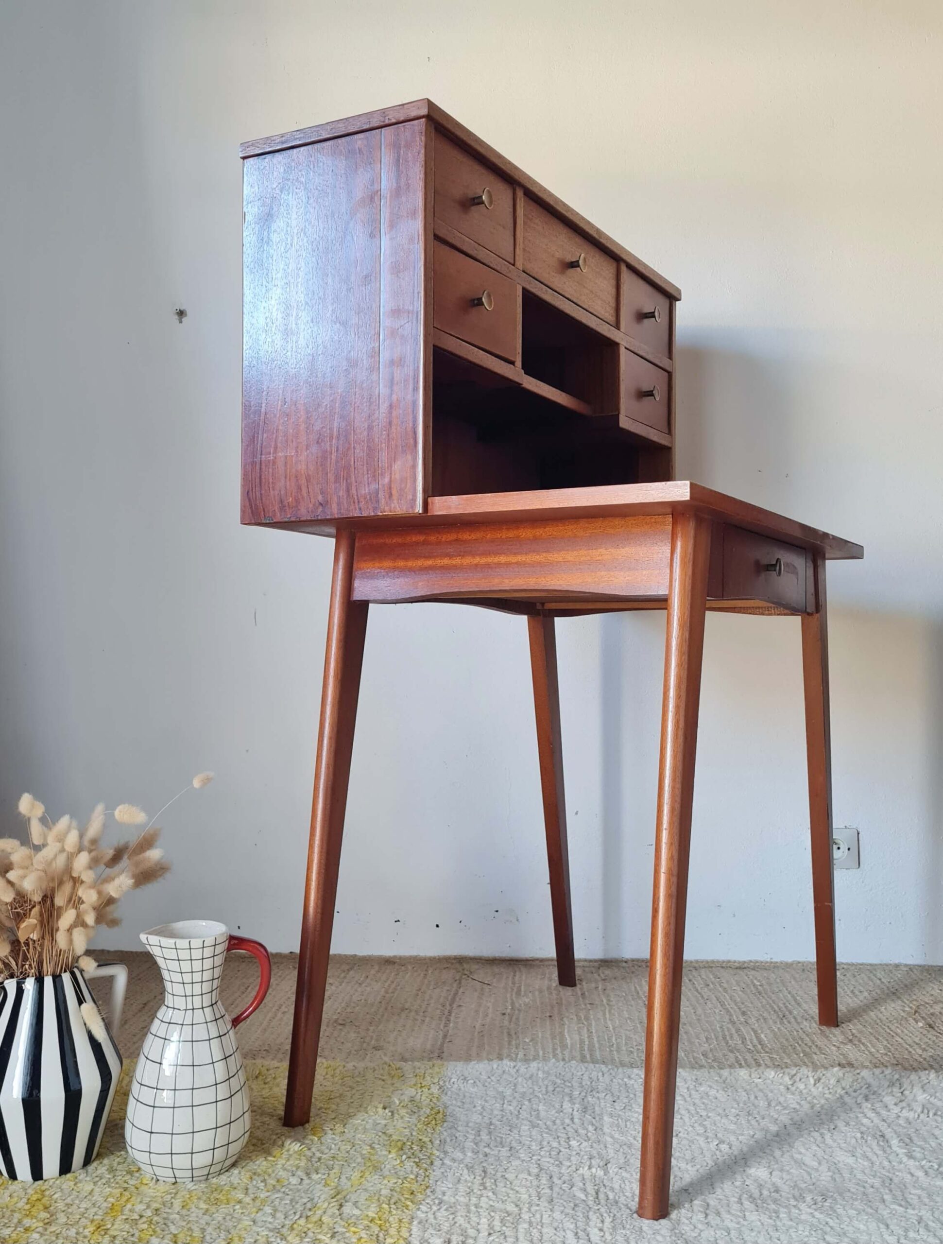 Vue de profil d'un bureau esprit scandinave ancien