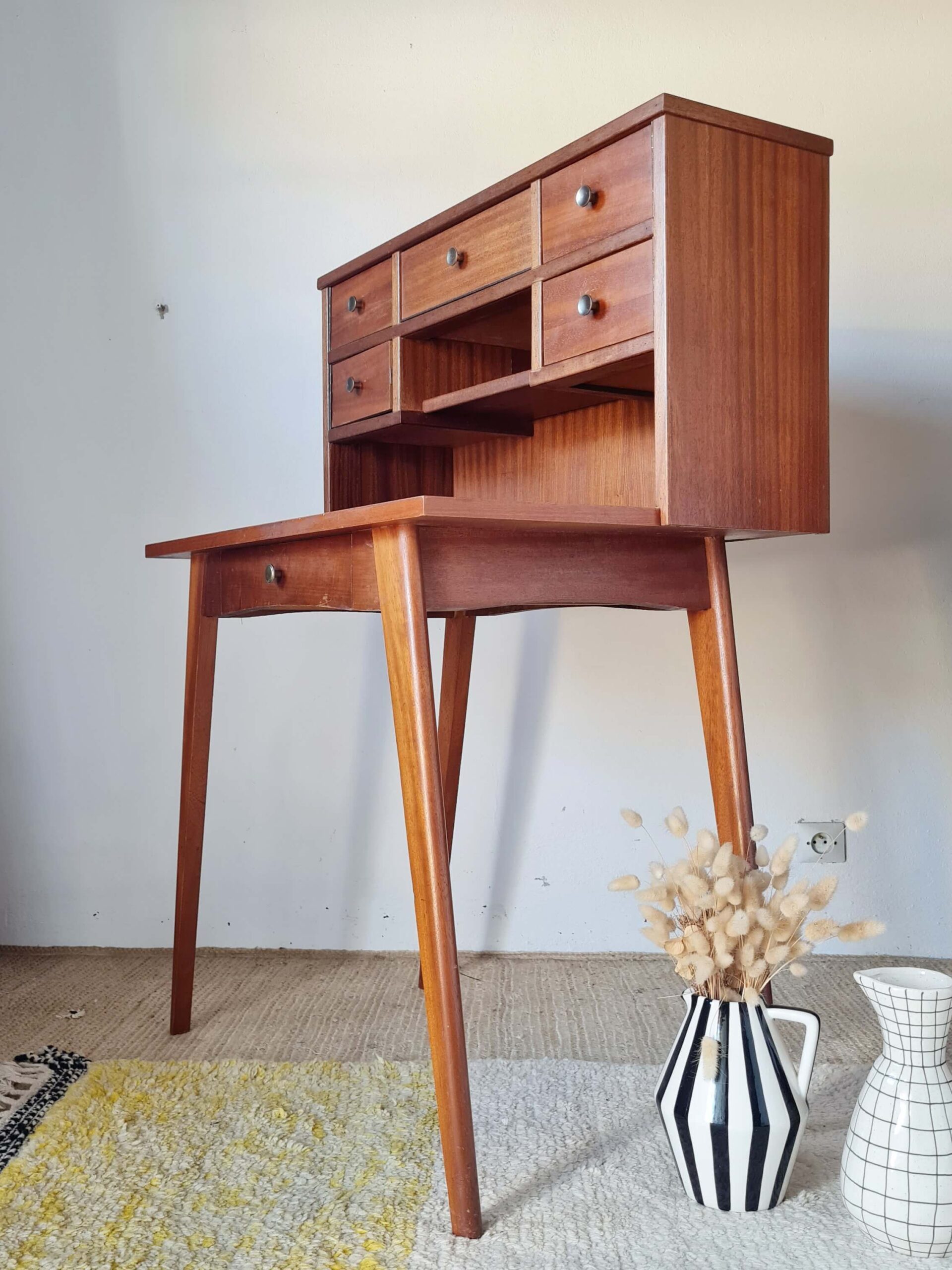 Vue de profil et élégance du piétement fuselé de cet ancien secrétaire bureau