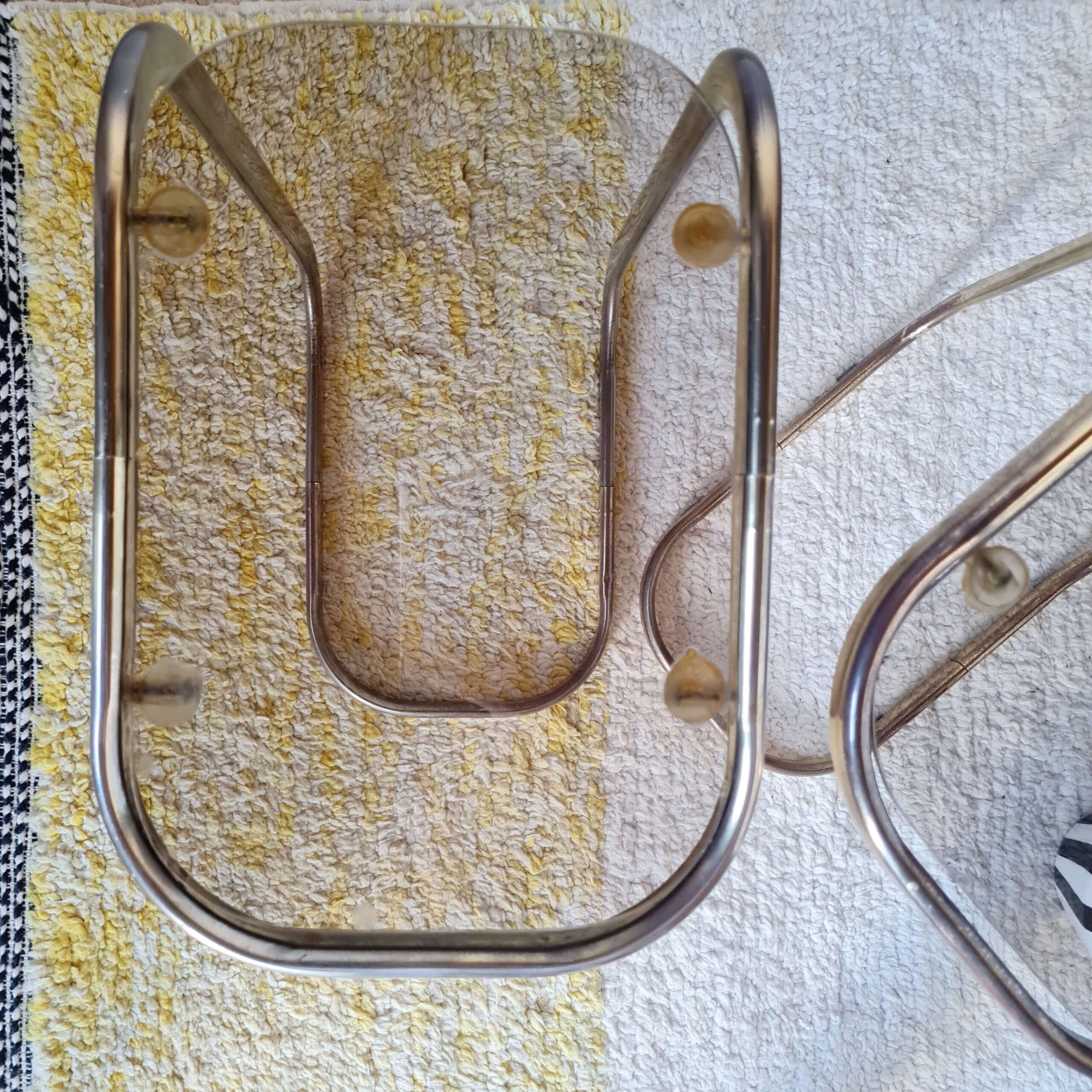 Vue du dessus : plateaux en verre fumé de bouts de canapé 70s