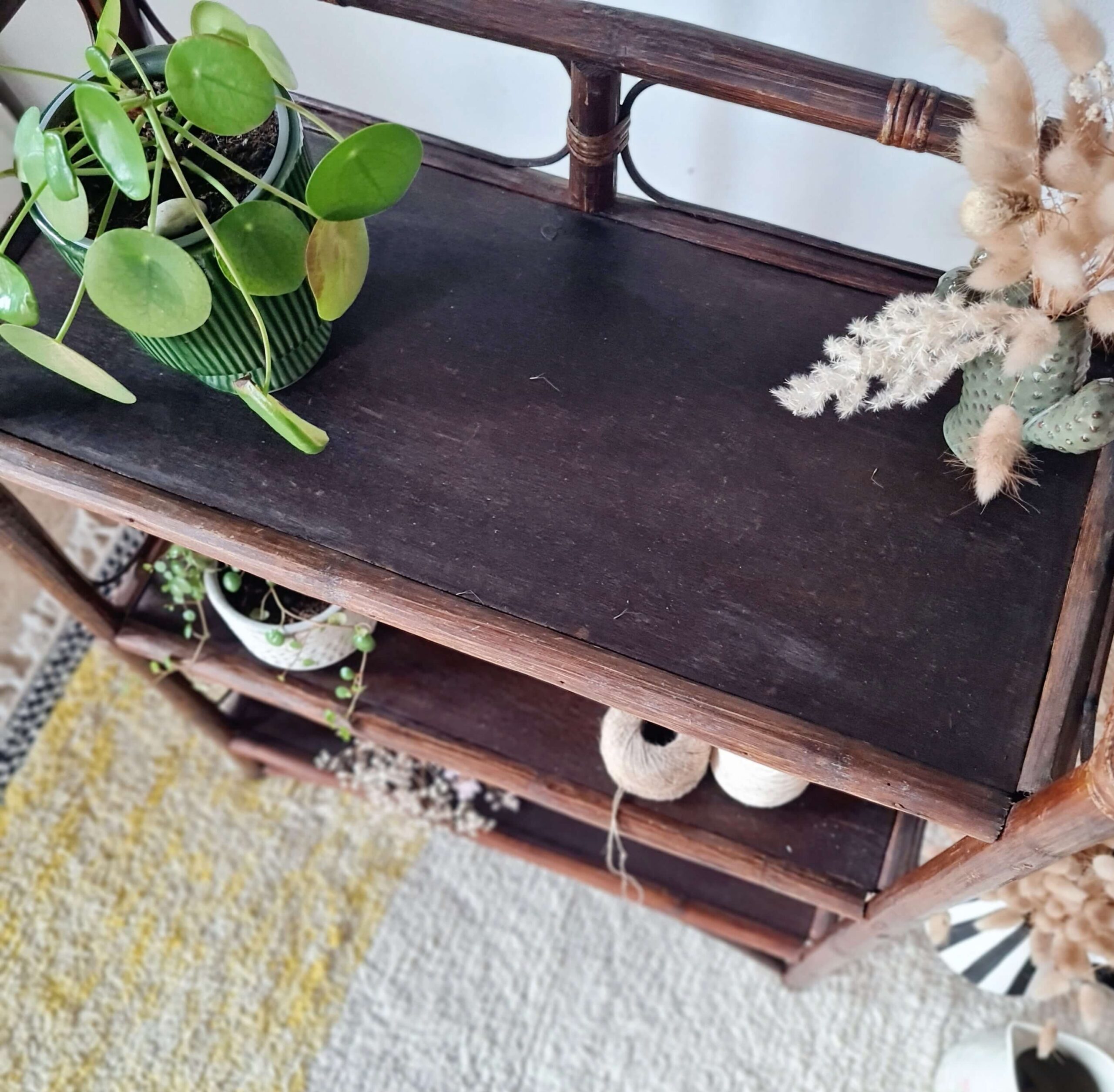 Accessoires rétro sur meuble en rotin foncé