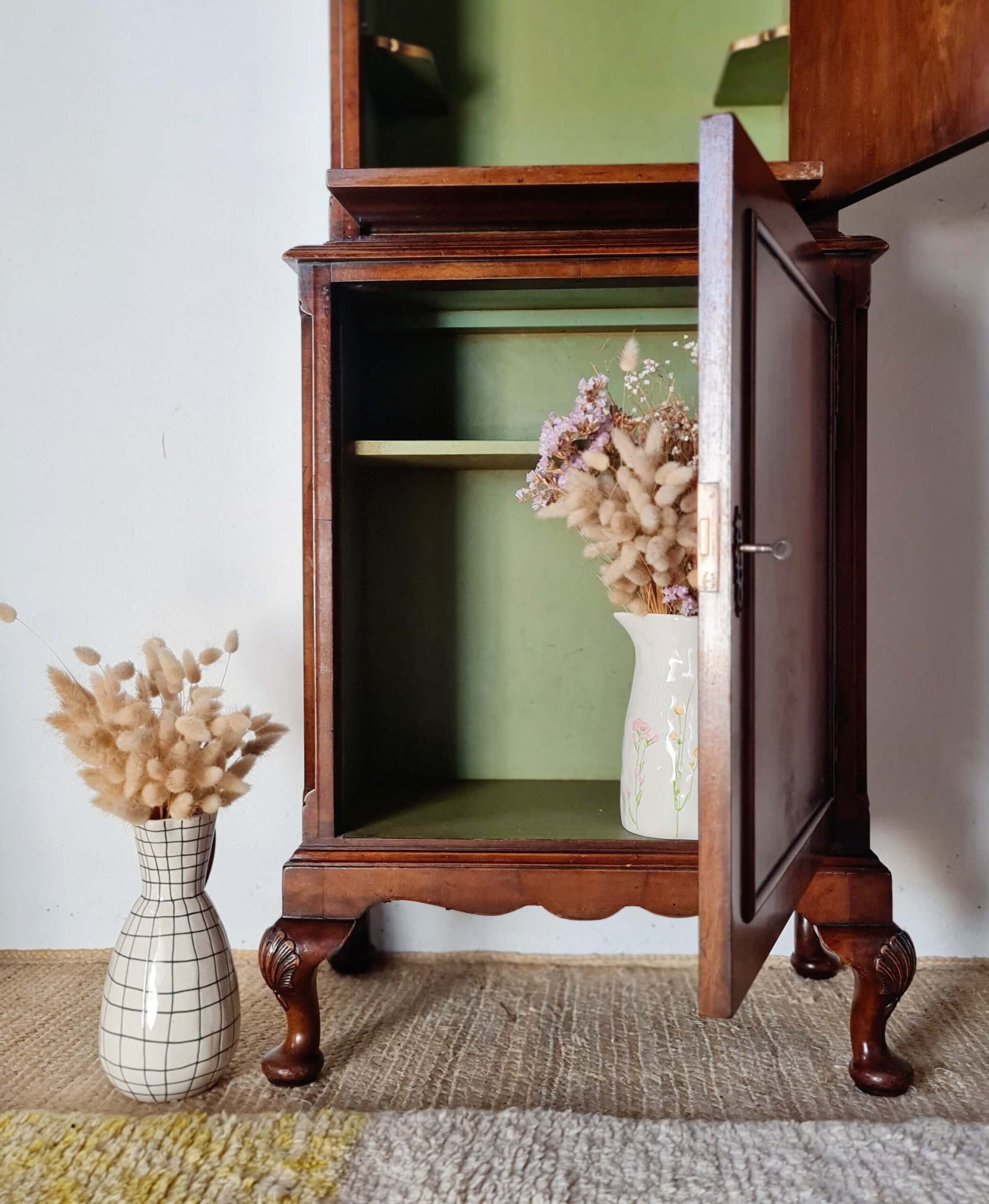 Zoom sur les étagères et l'aménagement intérieur d'un meuble cocktail vintage