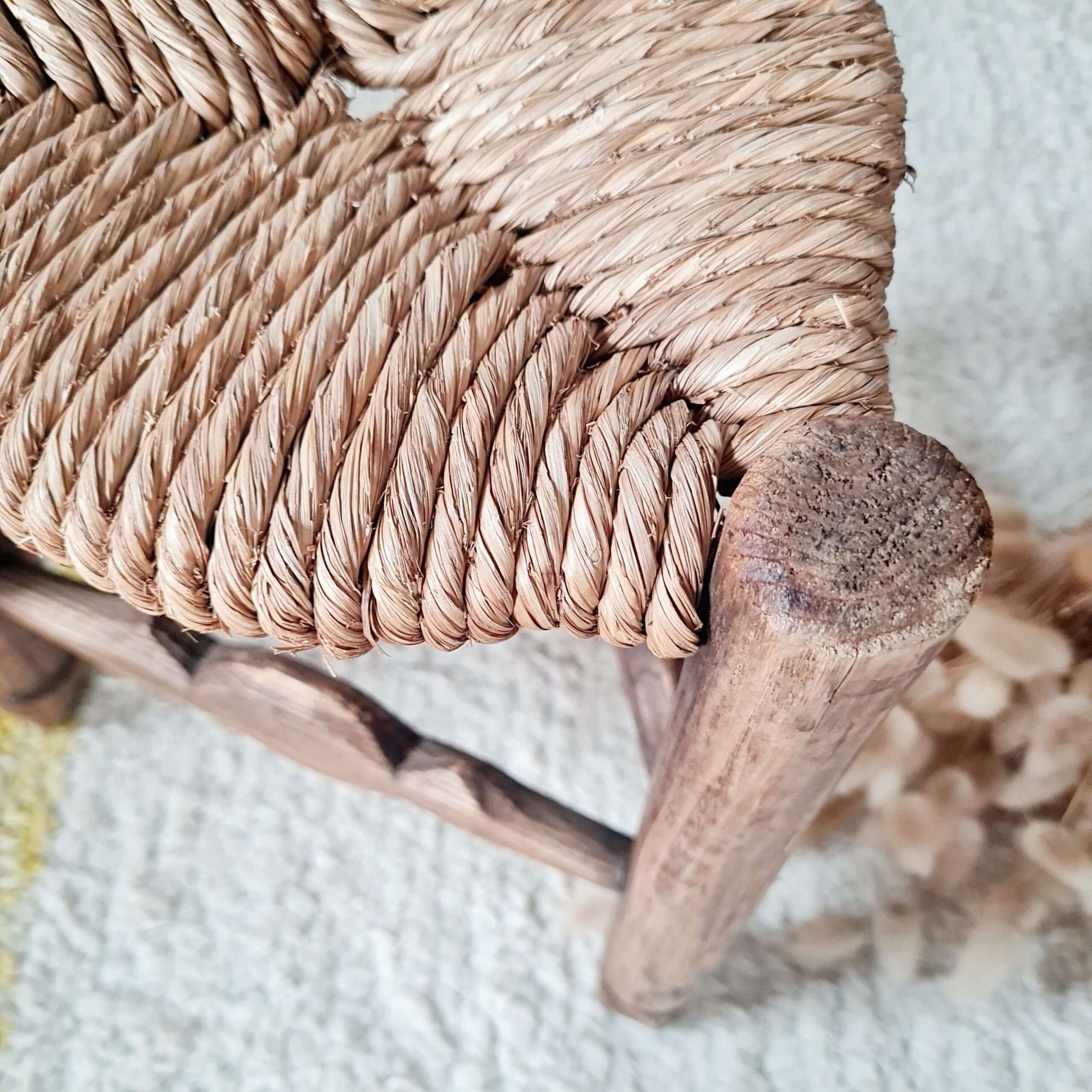 Zoom assise tabouret en bois et paille