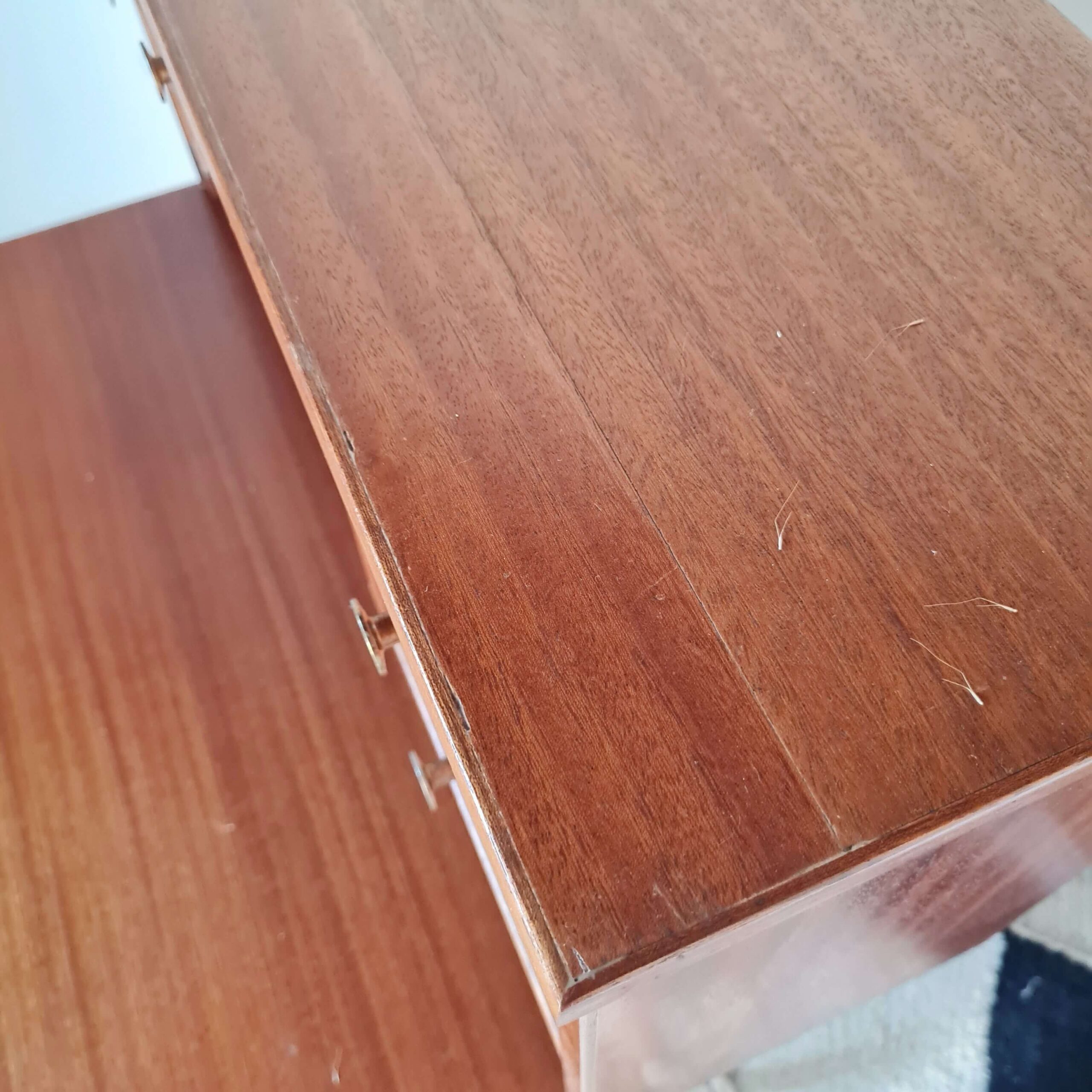 Zoom bois de ce secrétaire sur piétement en compas
