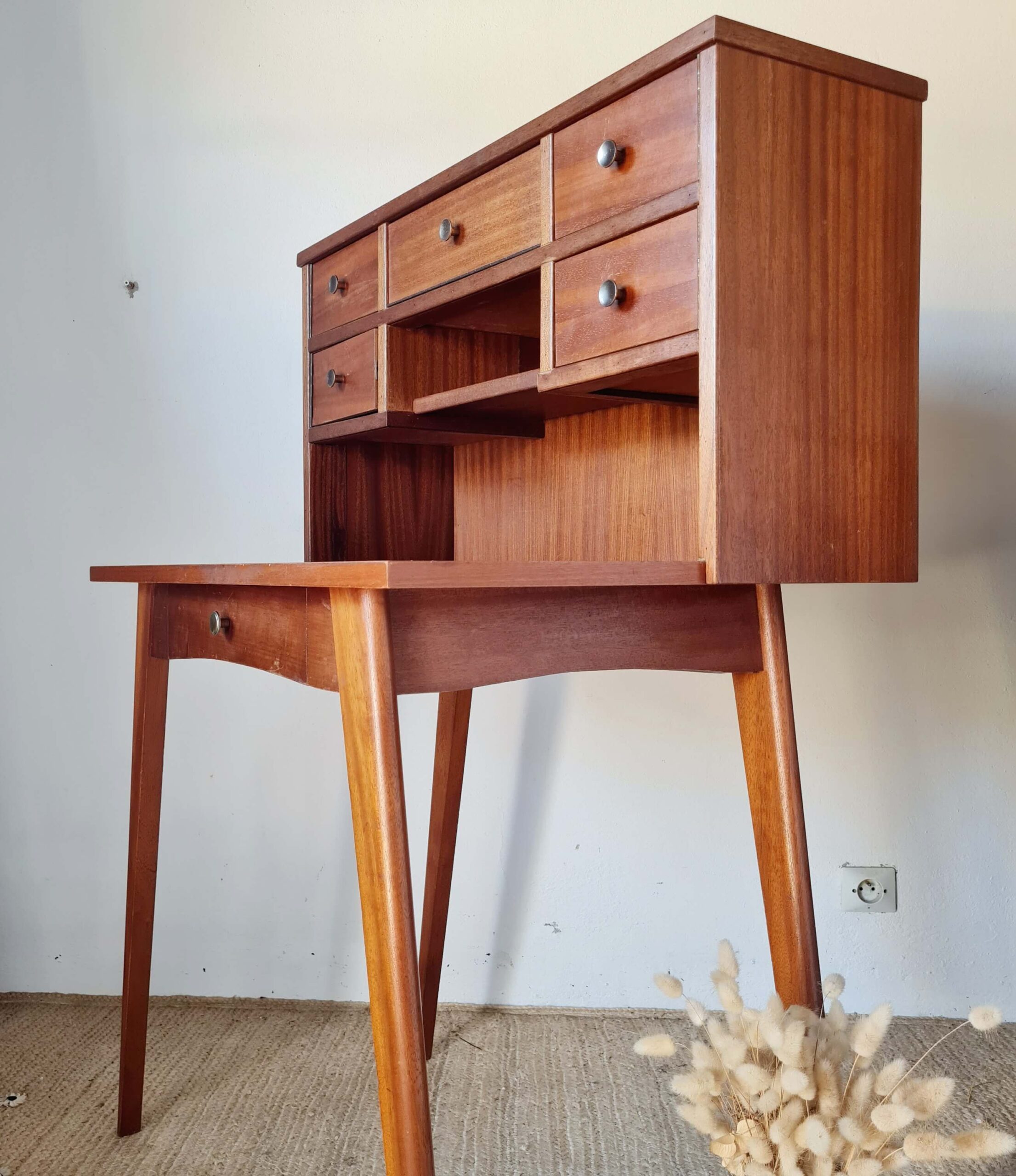Zoom profil de cet ancien bureau secrétaire en bois sur piétement en compas
